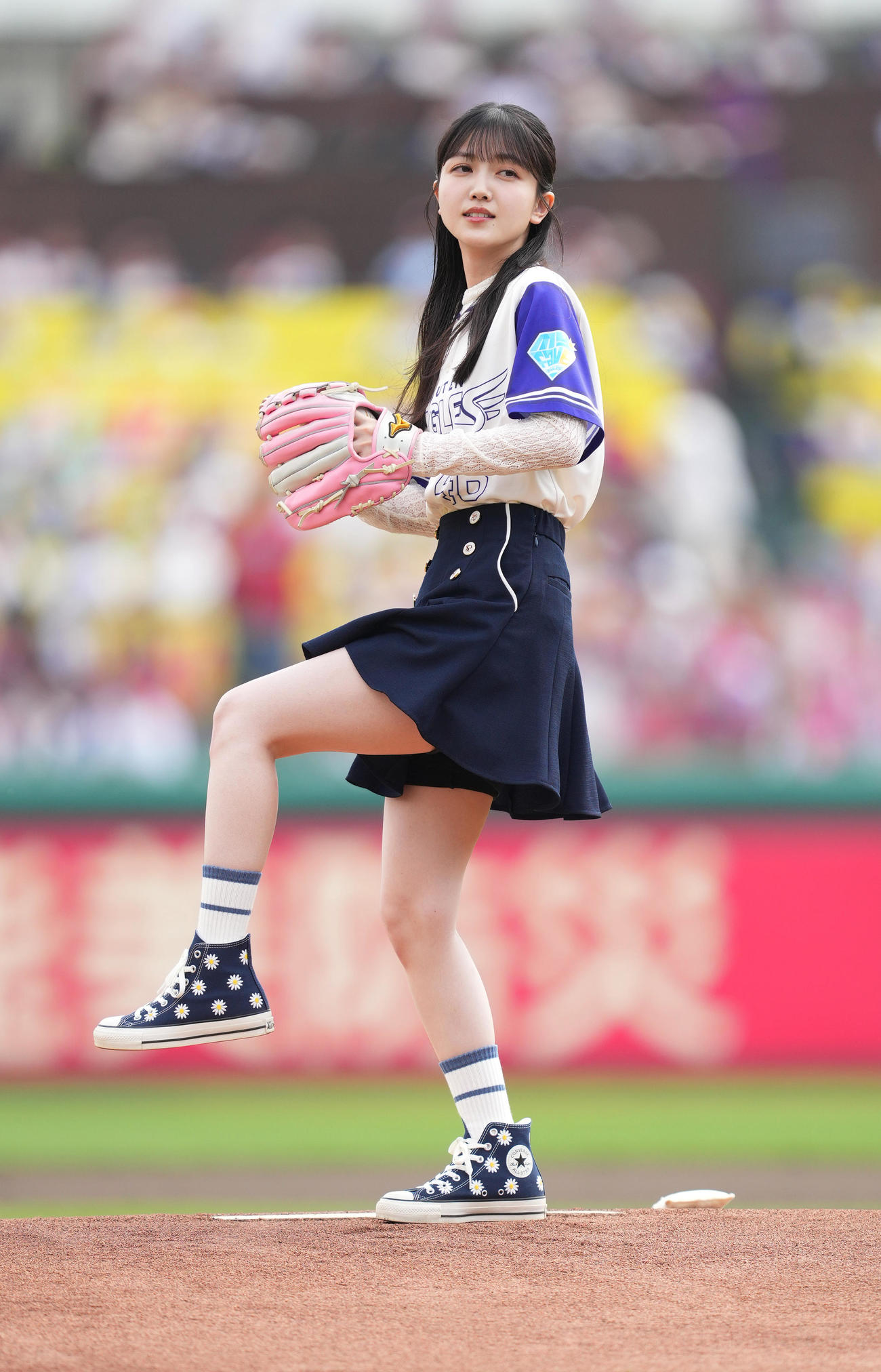楽天対広島　始球式を務める乃木坂46の久保史緒里（撮影・菅敏）