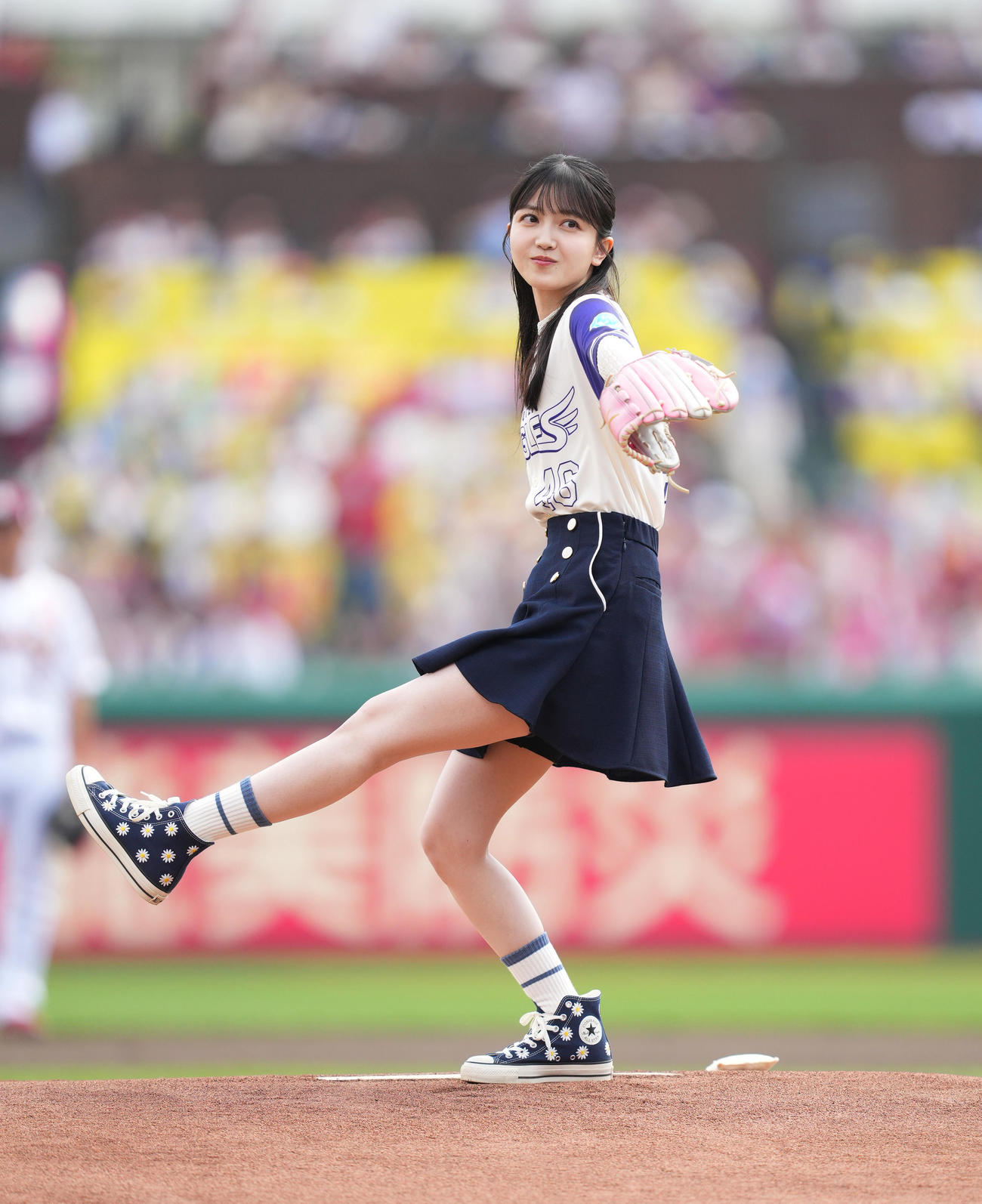 楽天対広島　始球式を務める乃木坂46の久保史緒里（撮影・菅敏）