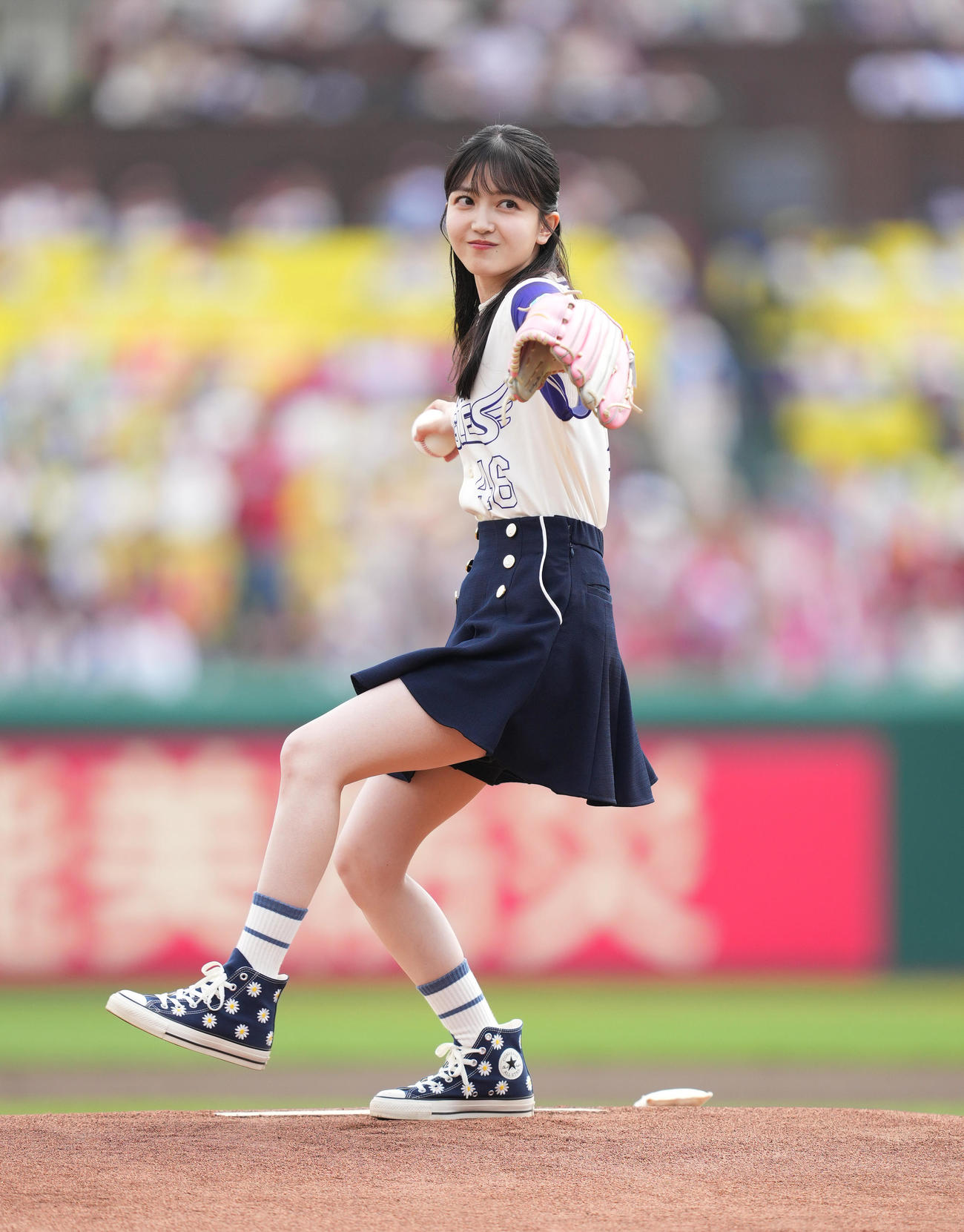 楽天対広島　始球式を務める乃木坂46の久保史緒里（撮影・菅敏）