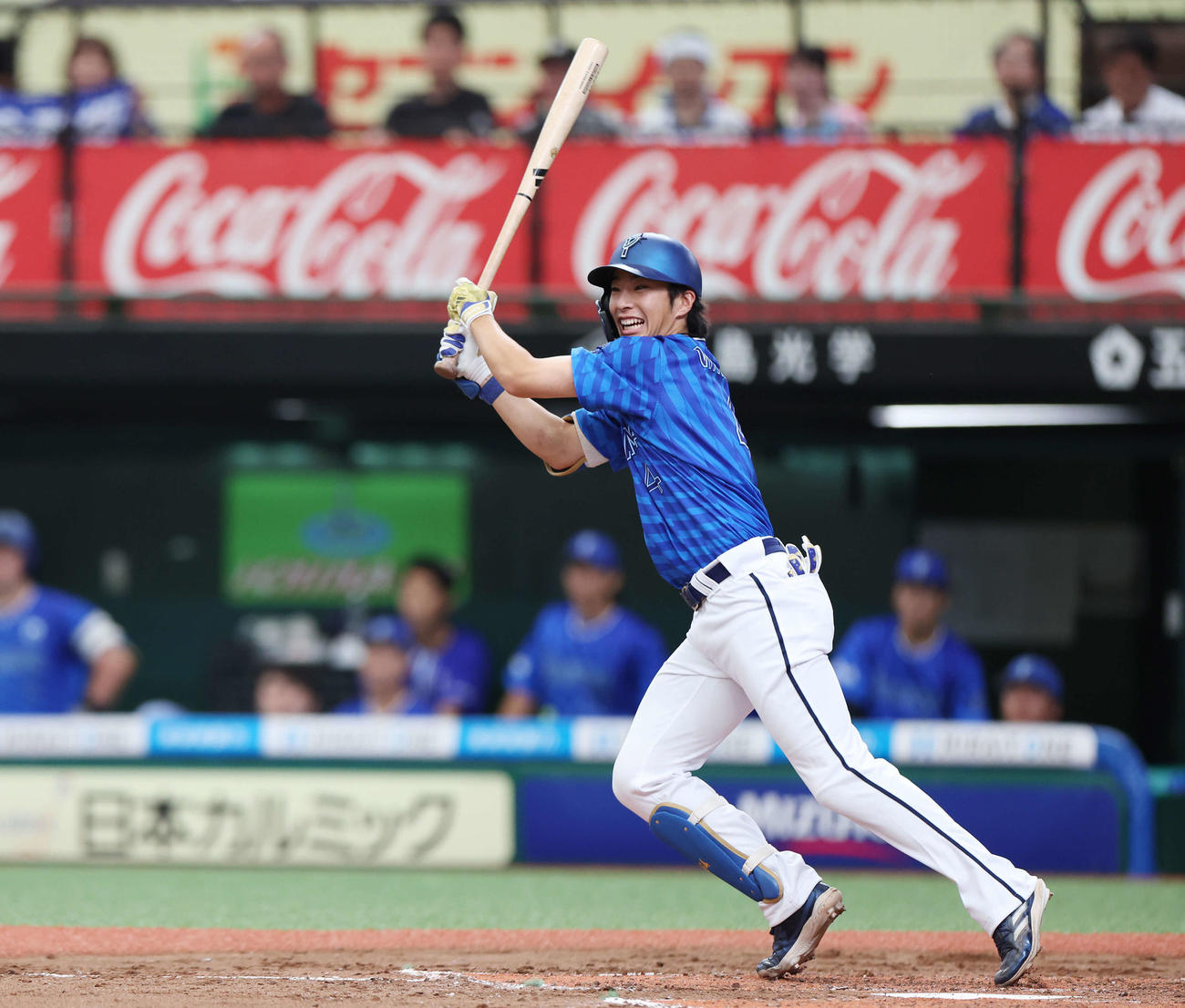 西武対DeNA 3回表DeNA1死一、三塁、三塁へゴロを放つ度会。児玉の野選で森敬が生還する（撮影・宮地輝）