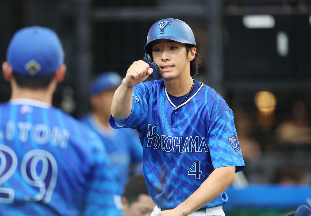 西武対DeNA 5回表DeNA1死三塁、中前適時打を放った度会はベンチに戻りガッツポーズする（撮影・宮地輝）