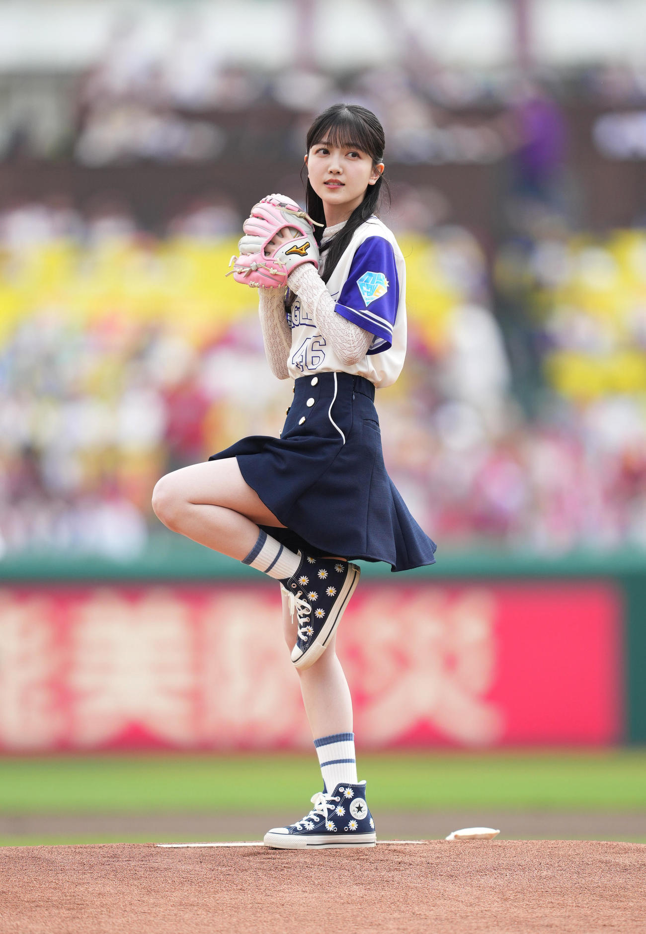 楽天対広島　始球式を務める乃木坂46の久保史緒里（撮影・菅敏）