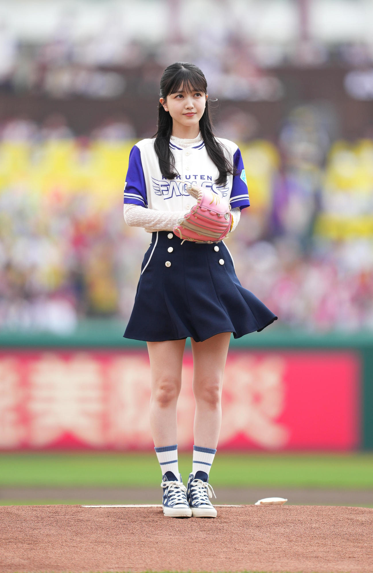 楽天対広島　始球式を務める乃木坂46の久保史緒里（撮影・菅敏）