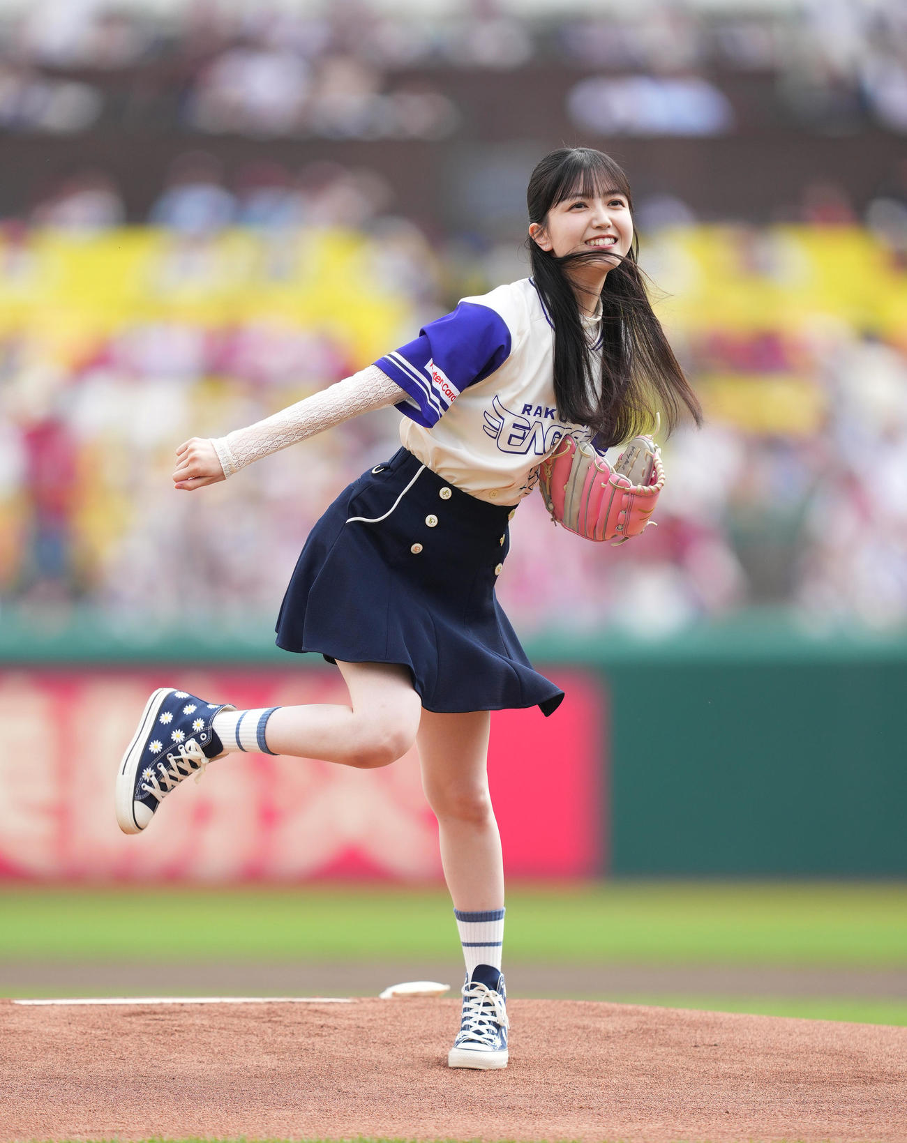 楽天対広島　始球式を務める乃木坂46の久保史緒里（撮影・菅敏）