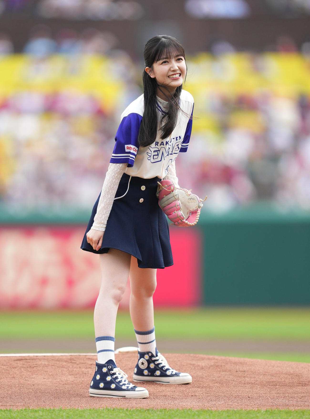 楽天対広島　始球式を務める乃木坂46の久保史緒里（撮影・菅敏）
