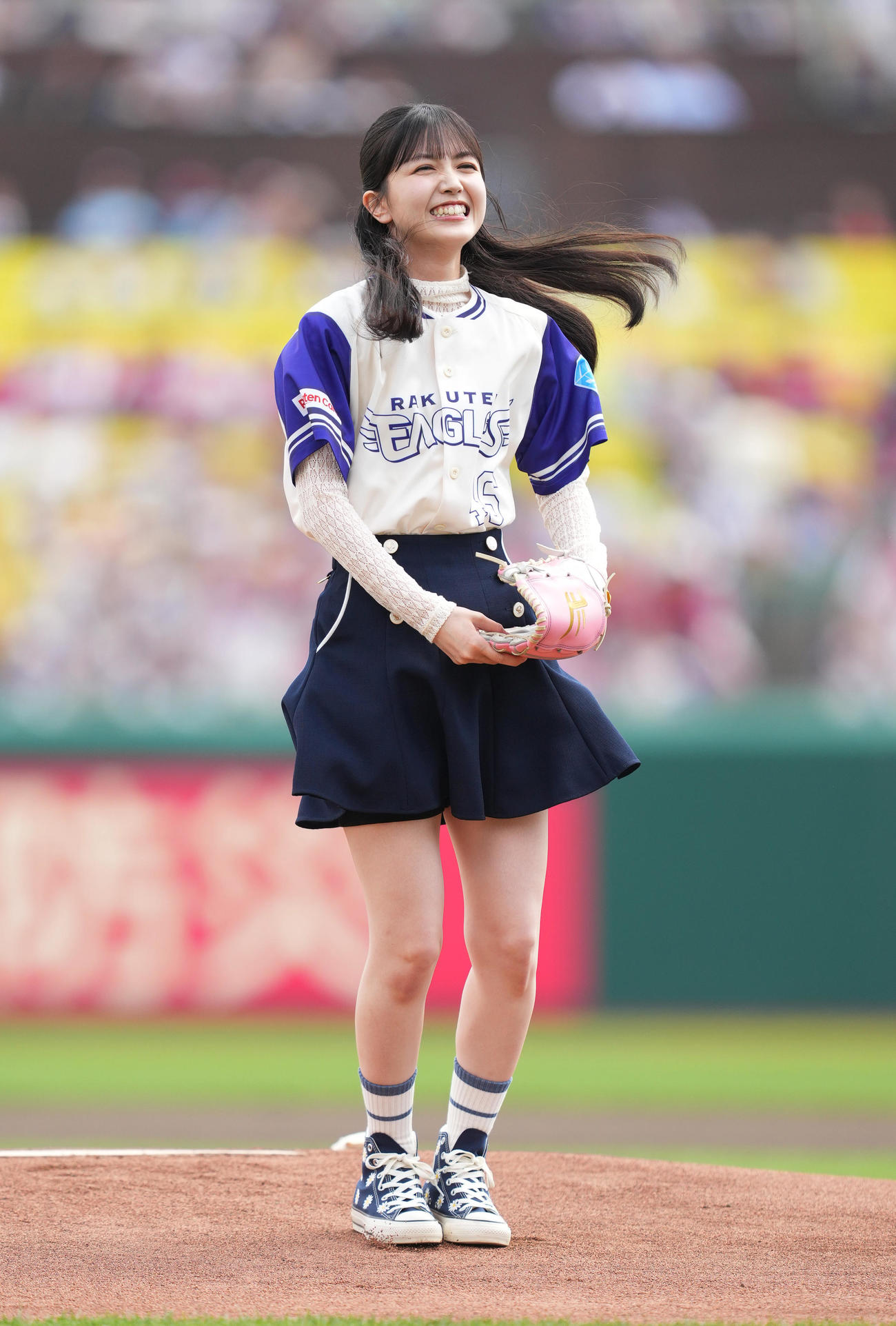 楽天対広島　始球式を務める乃木坂46の久保史緒里（撮影・菅敏）