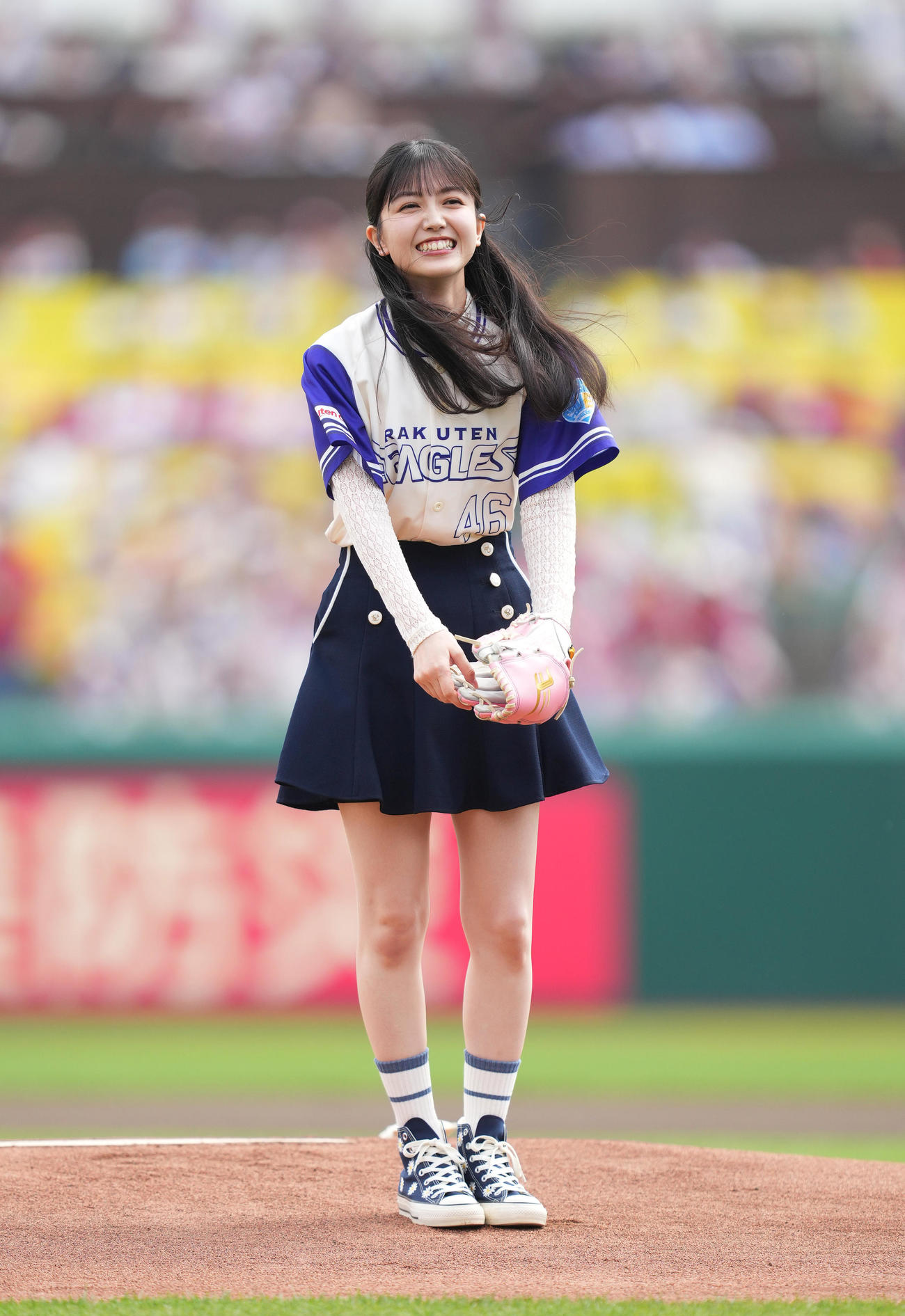 楽天対広島　始球式を務める乃木坂46の久保史緒里（撮影・菅敏）
