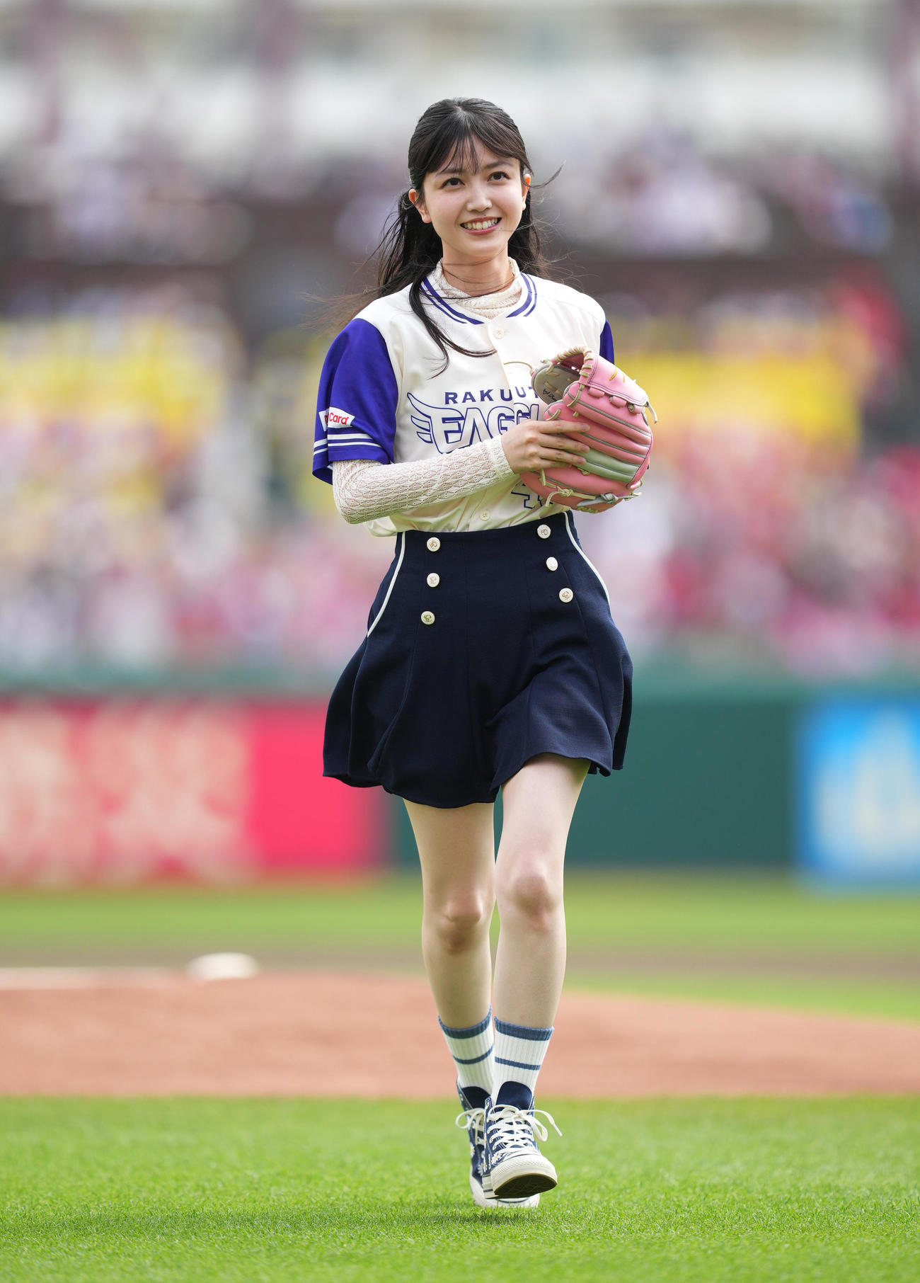 楽天対広島　始球式を務める乃木坂46の久保史緒里（撮影・菅敏）