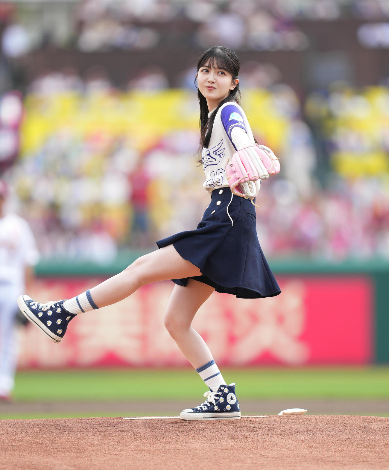 楽天対広島　始球式を務める乃木坂46の久保史緒里（撮影・菅敏）