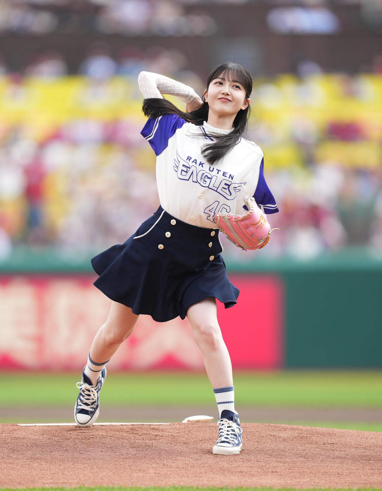 楽天対広島　始球式を務める乃木坂46の久保史緒里（撮影・菅敏）