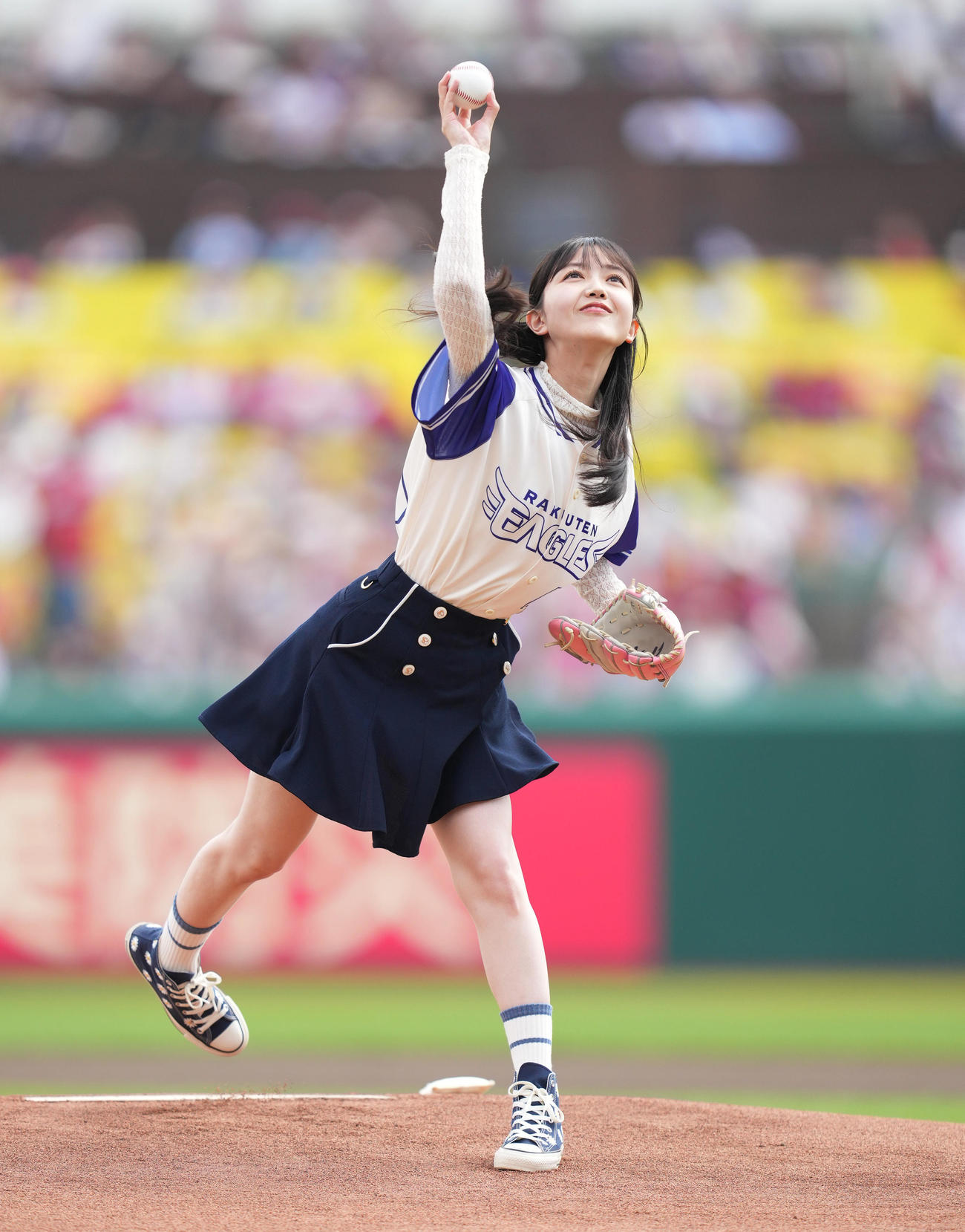 楽天対広島　始球式を務める乃木坂46の久保史緒里（撮影・菅敏）