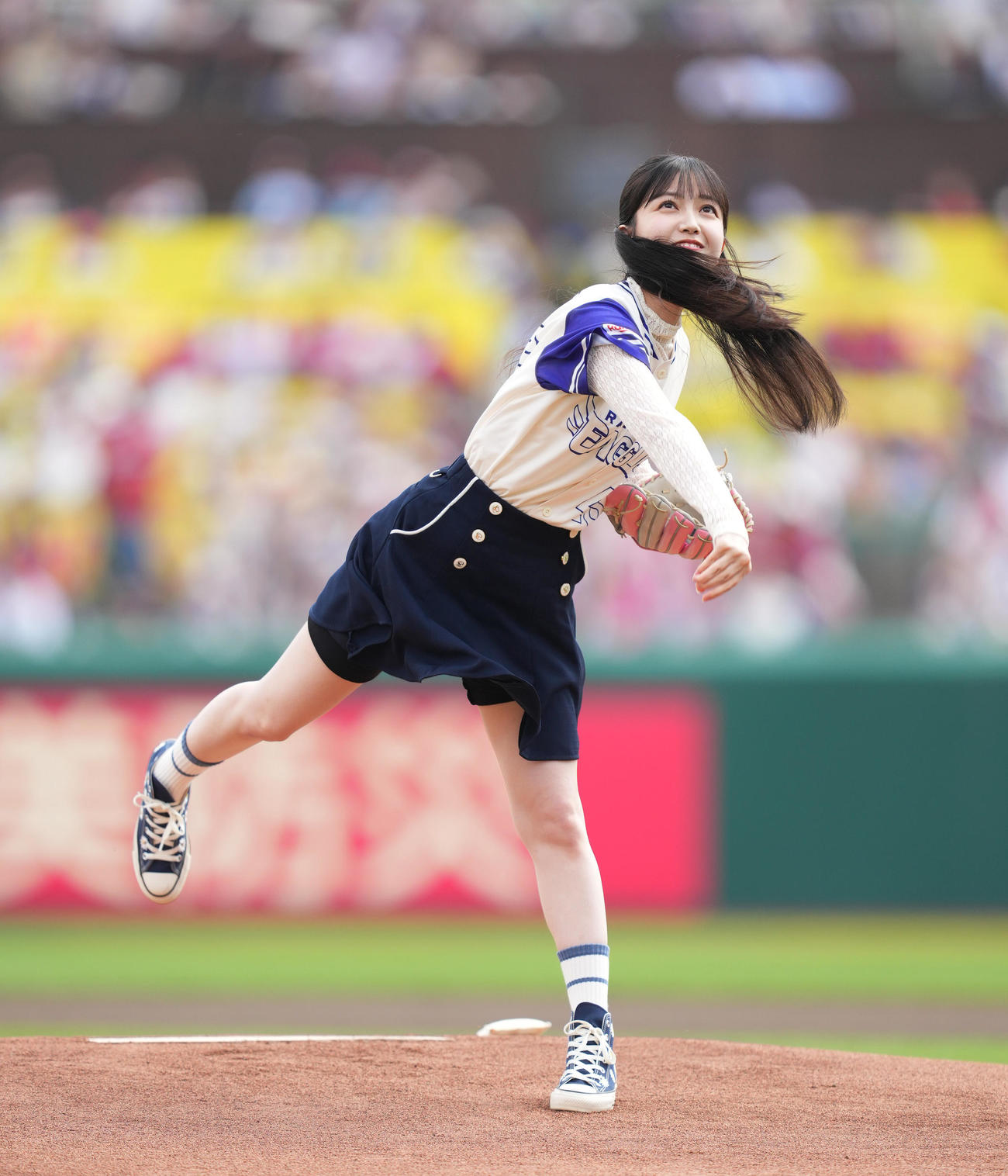 楽天対広島　始球式を務める乃木坂46の久保史緒里（撮影・菅敏）