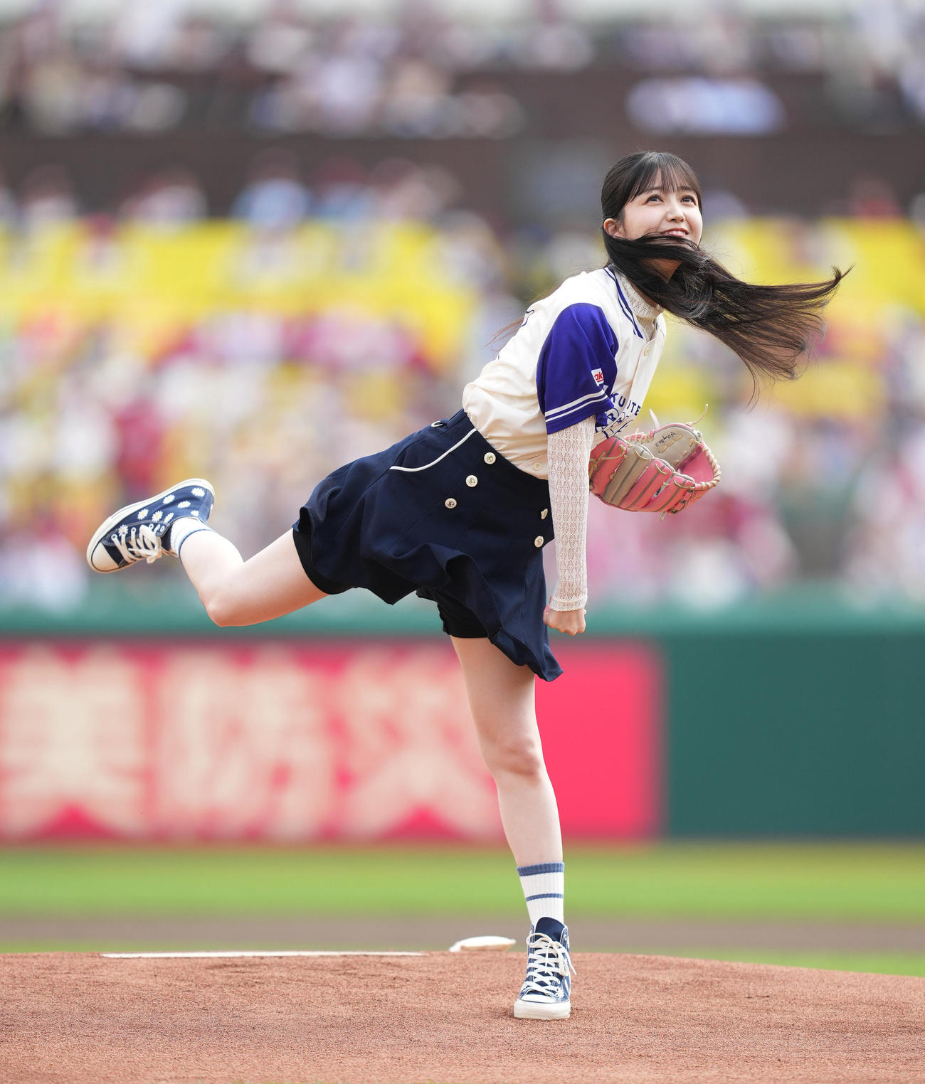 楽天対広島　始球式を務める乃木坂46の久保史緒里（撮影・菅敏）