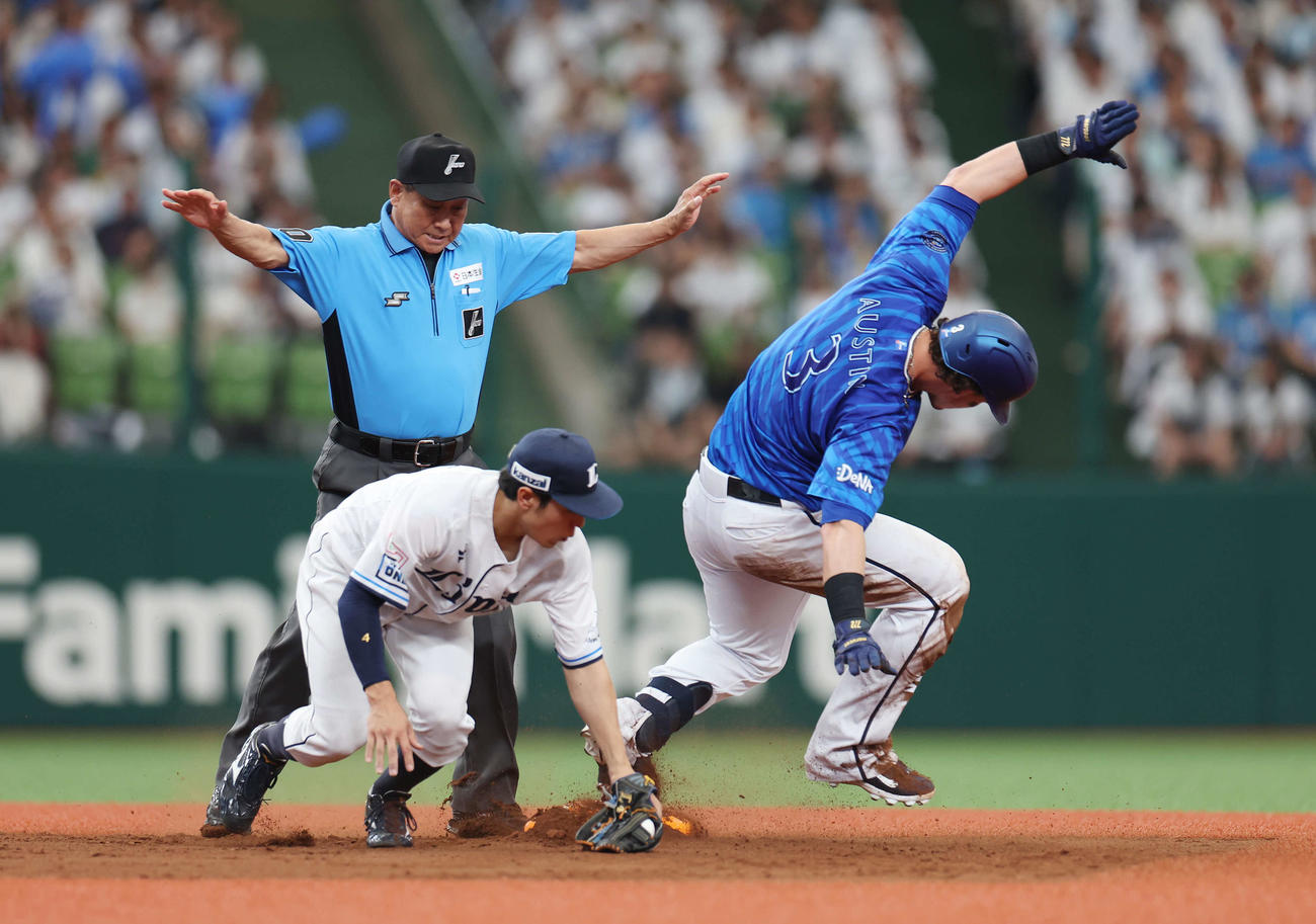 西武対DeNA 7回表DeNA1死二塁、左適時二塁打を放つオースティン（撮影・宮地輝）