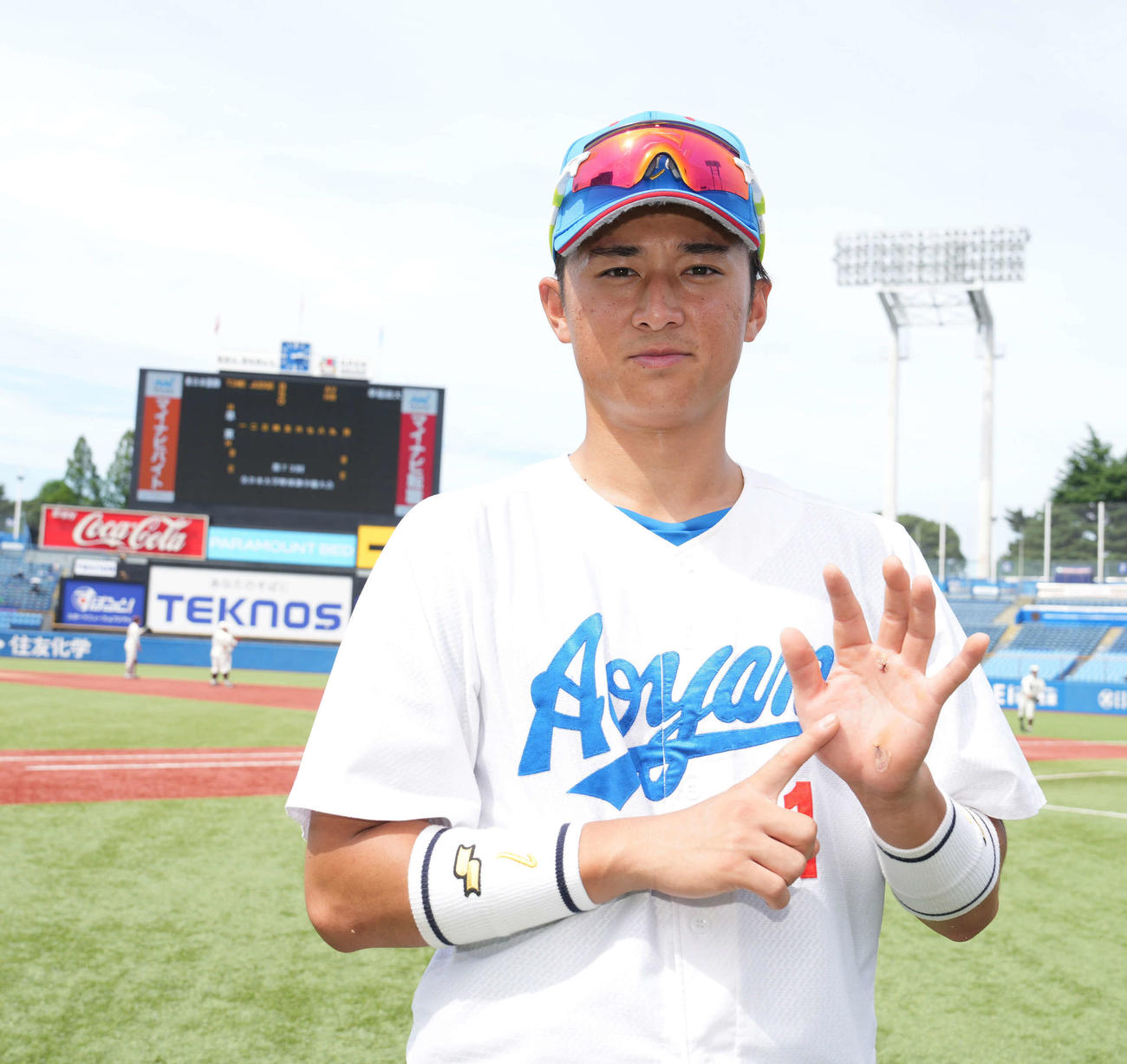 青学大対天理大　6打点でチームの決勝進出に貢献した青学大・佐々木主将は「6」のポーズ（撮影・小沢裕）