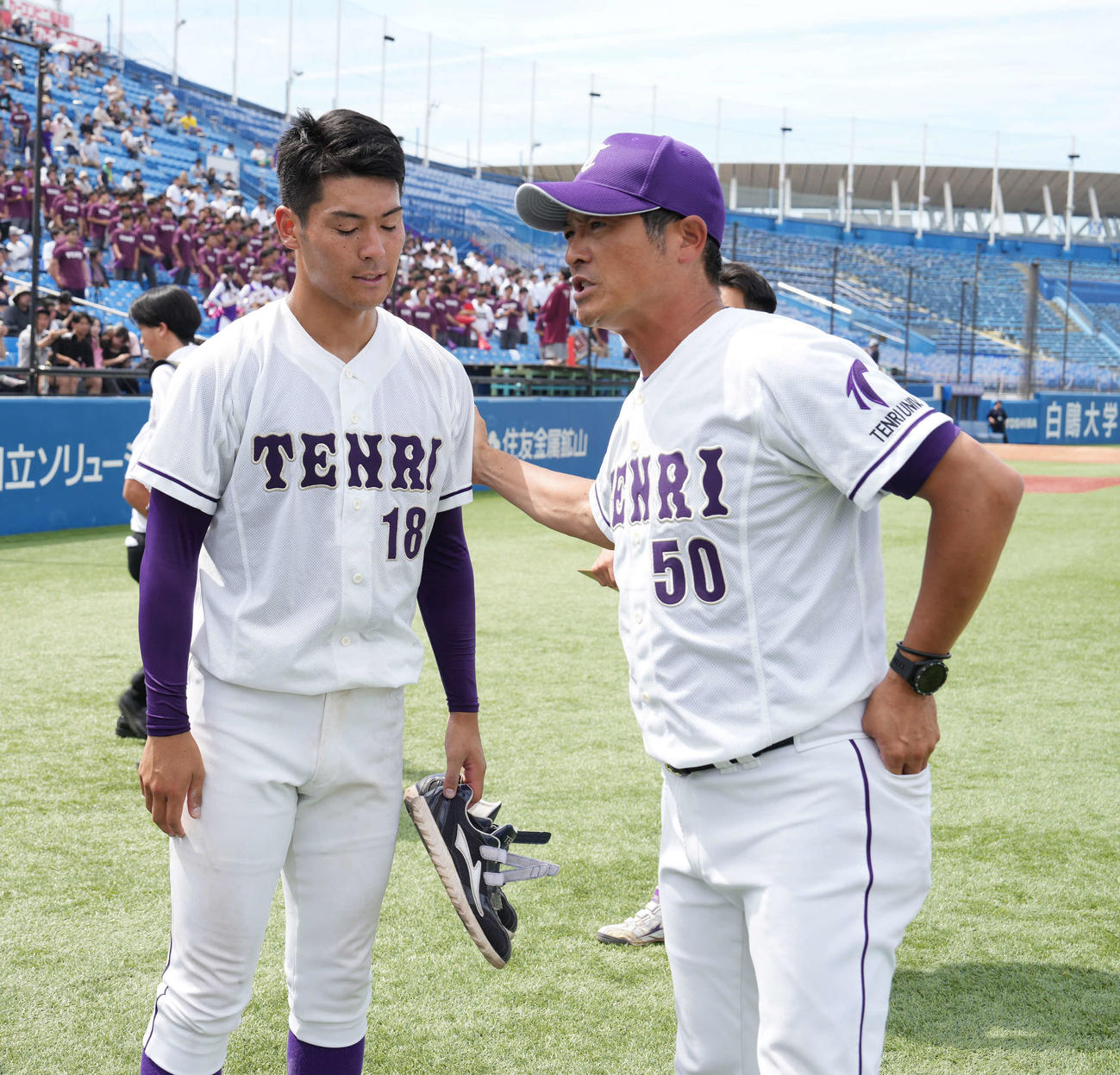 青学大対天理大　天理大4番手で登板した長野健大（左）は三幣寛志監督からねぎらわれる（撮影・小沢裕）
