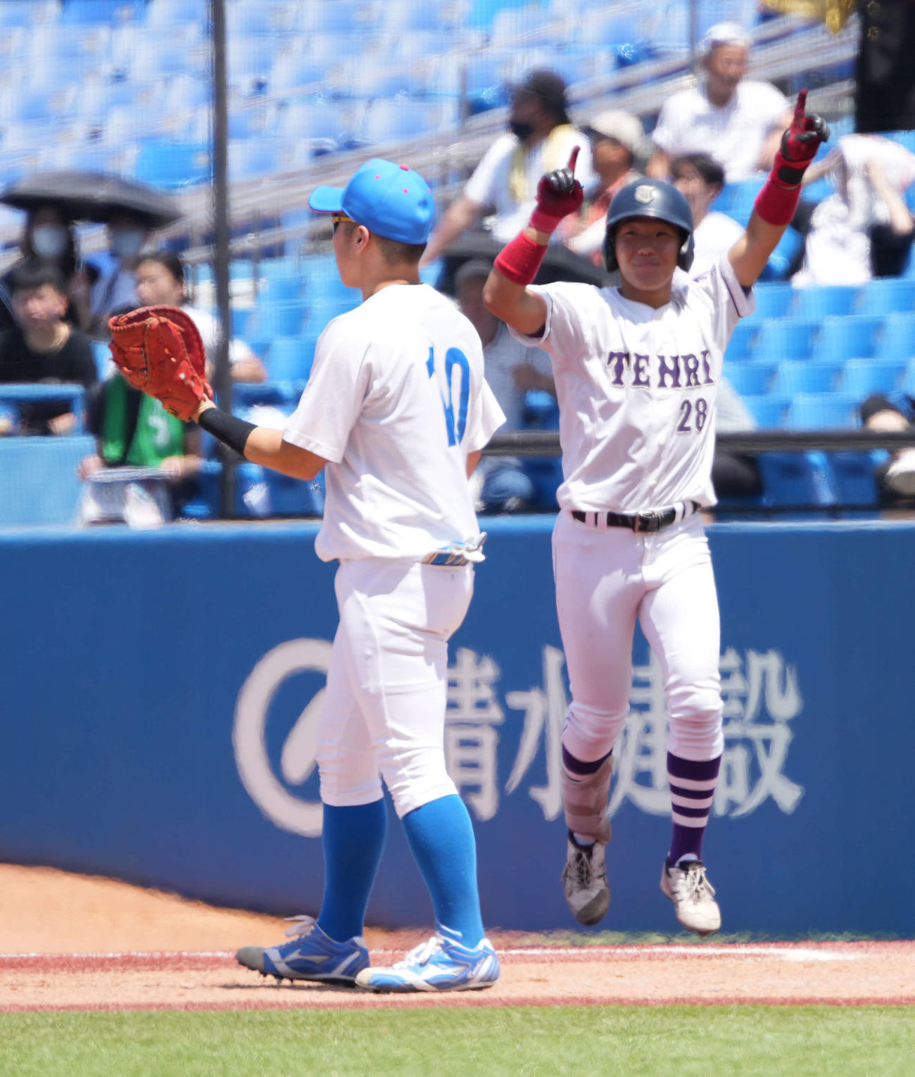 青学大対天理大　4回裏天理大1死満塁、代打藤沢（右）は二塁適時内野安打を放つ（撮影・小沢裕）