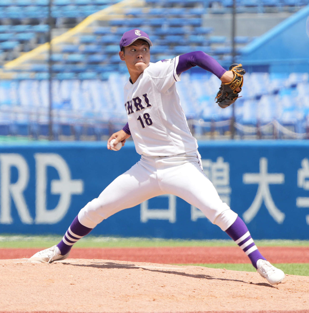 青学大対天理大　天理大4番手で登板した長野（撮影・小沢裕）