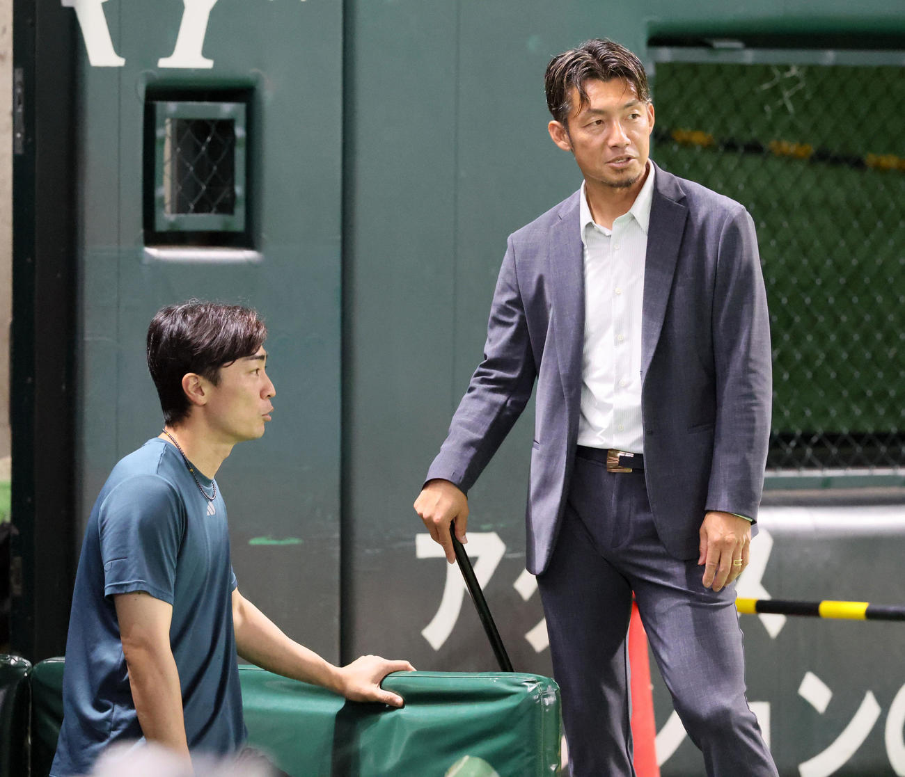 ソフトバンク対阪神　和田（左）と話す鳥谷敬氏（撮影・加藤哉）