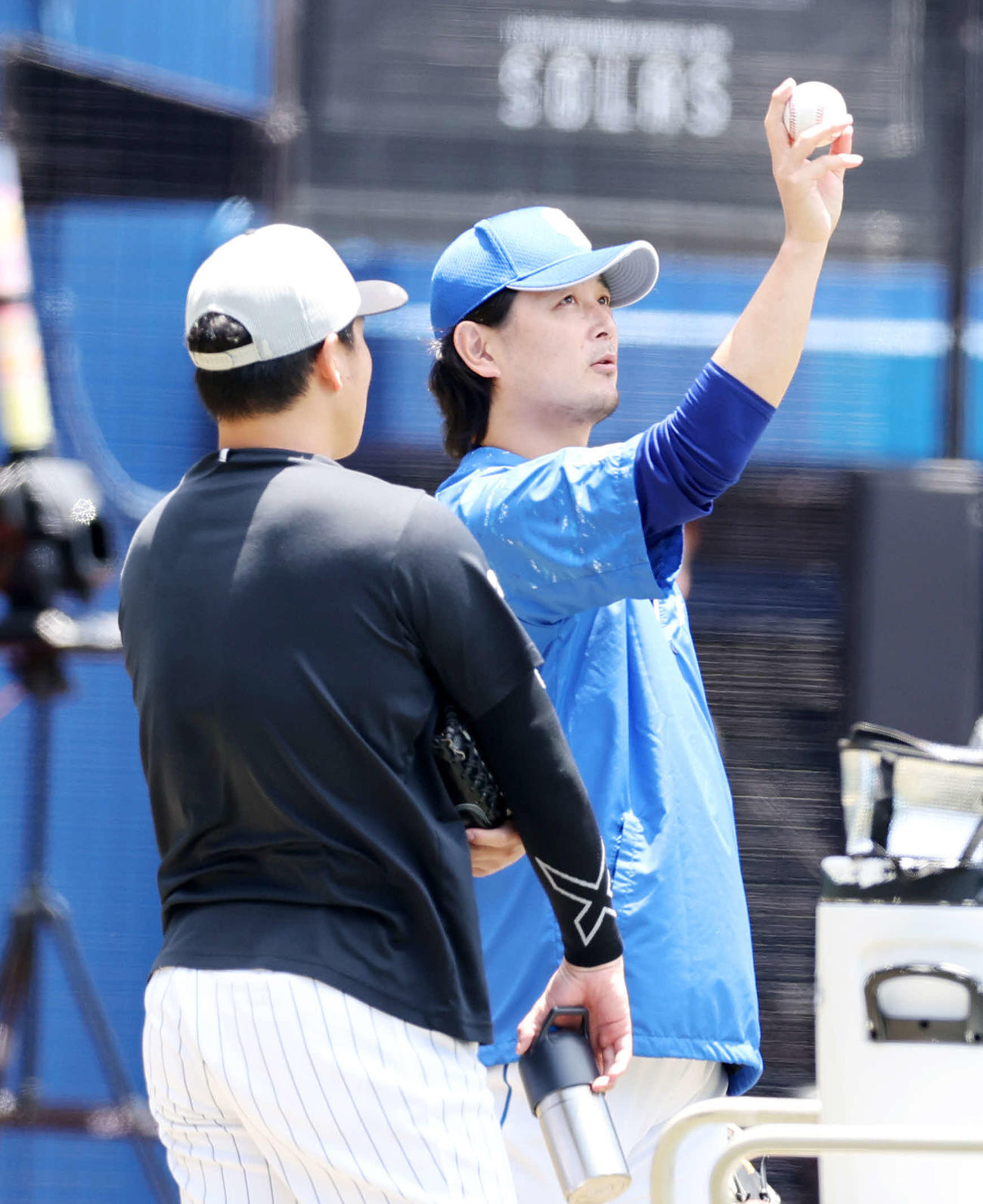ロッテ対中日　ロッテ西野（左）と投球について話す中日涌井（撮影・鈴木正人）