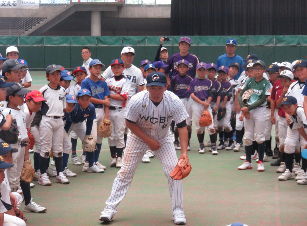 「JA全農WCBF少年野球教室」で守備練習を教える侍ジャパン井端監督