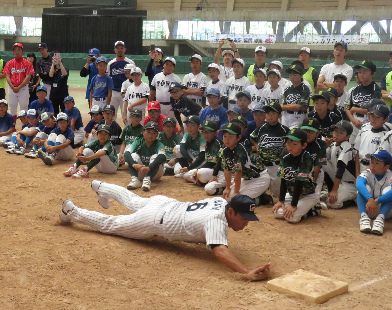 「JA全農WCBF少年野球教室」で帰塁のデモンストレーションを行う侍ジャパン井端監督