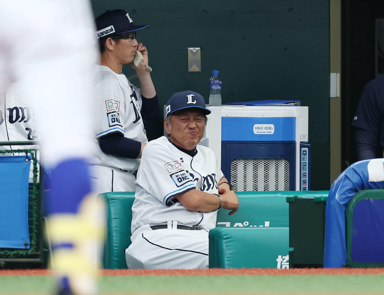 西武対DeNA　ベンチで厳しい表情を浮かべる西武渡辺GM兼監督代行（右）（撮影・宮地輝）