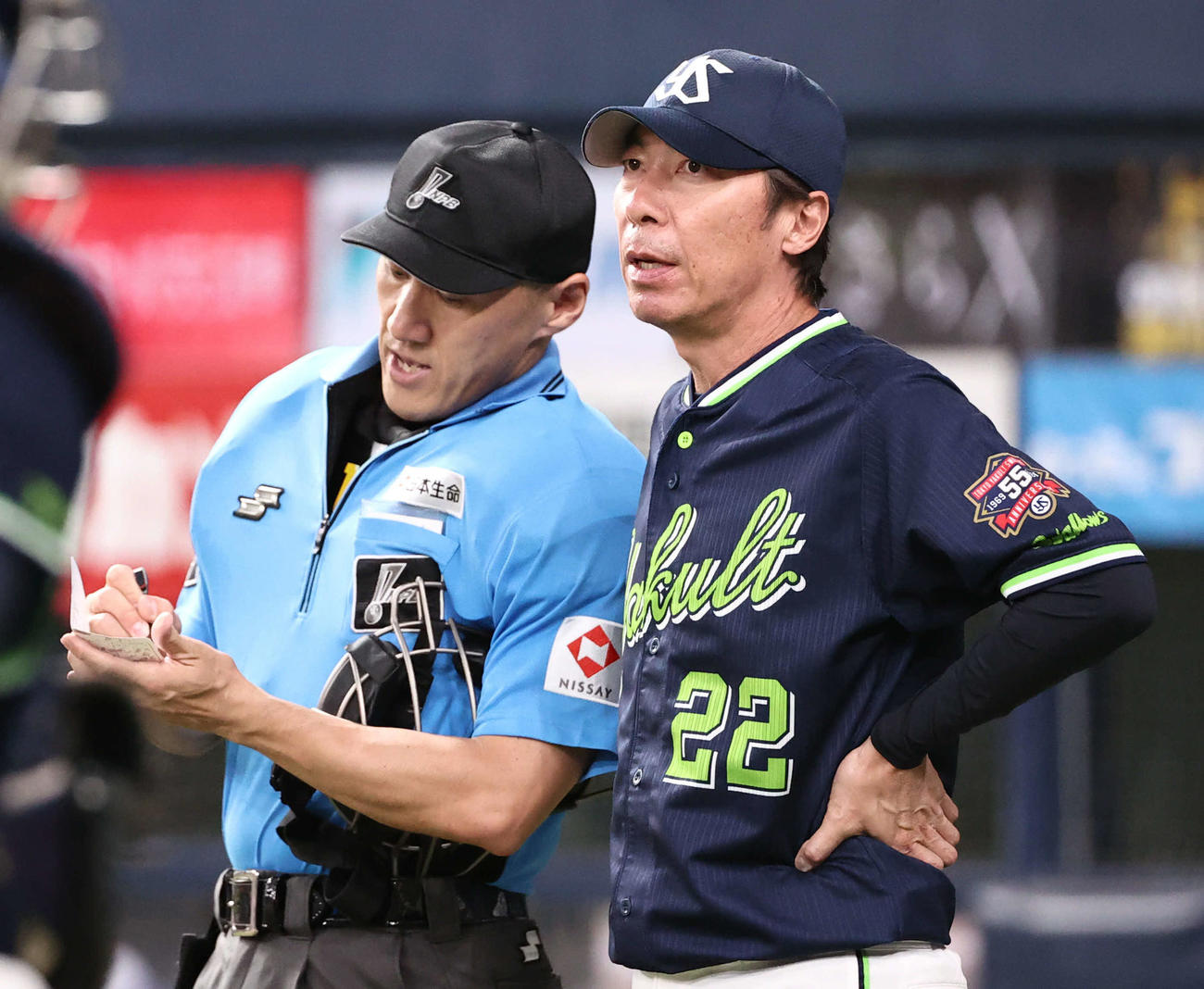 オリックス対ヤクルト　選手交代を告げるヤクルト高津監督（撮影・西尾就之）