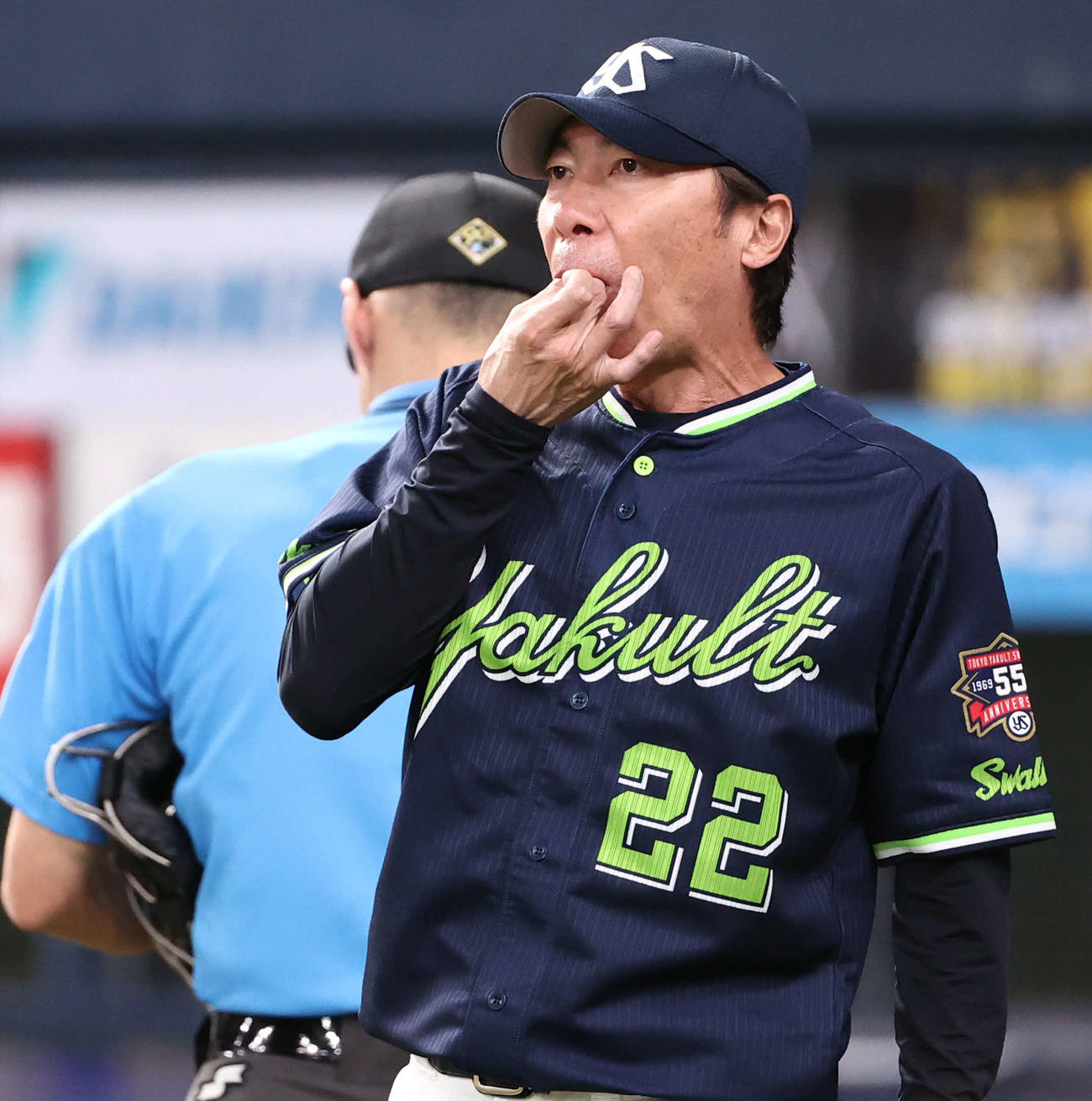 オリックス対ヤクルト　選手交代を告げた高津監督は指笛でナインに指示（撮影・西尾就之）
