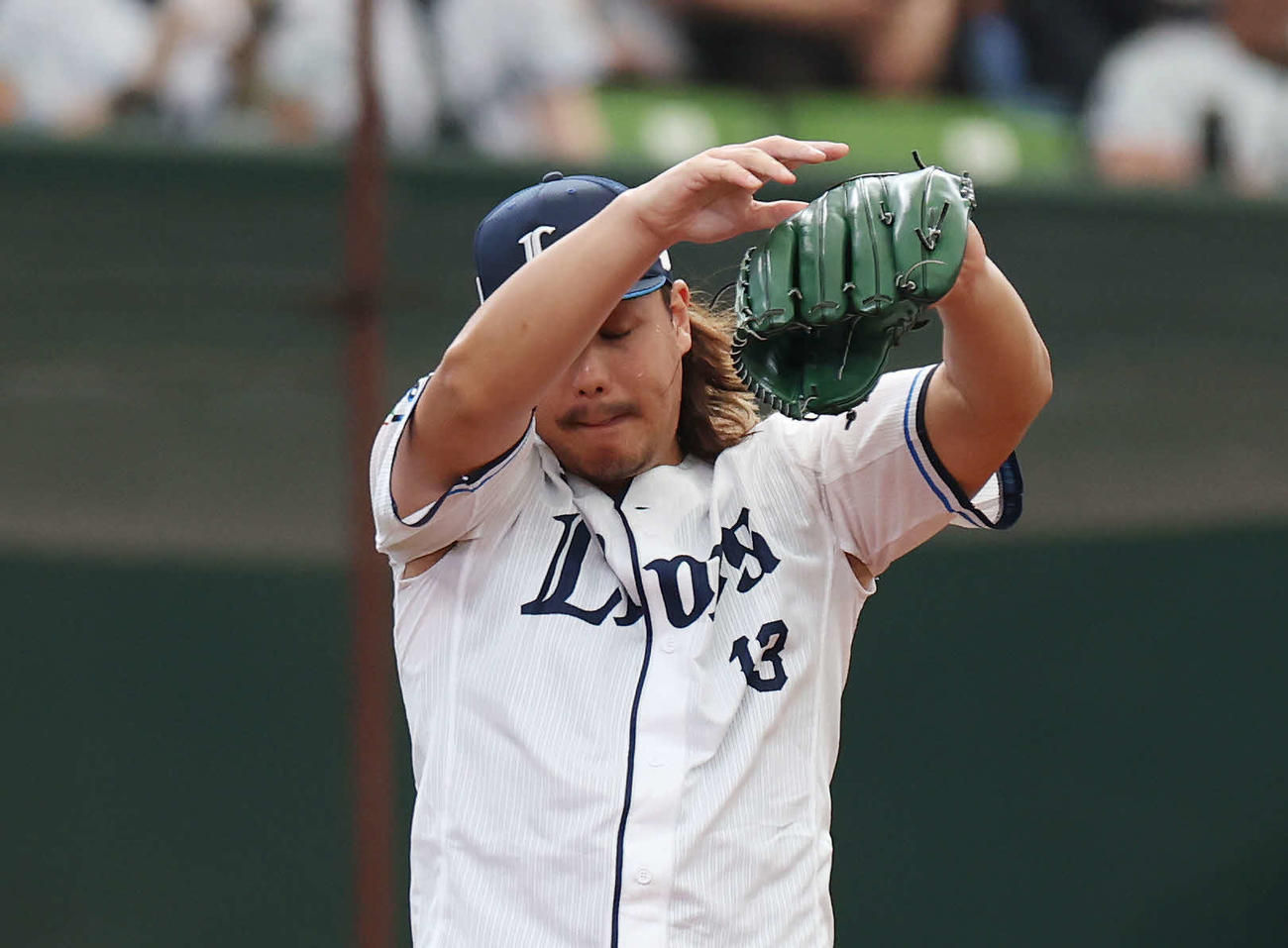 西武対DeNA 6回表DeNA2死一塁、京田に右前打を許す高橋（撮影・宮地輝）