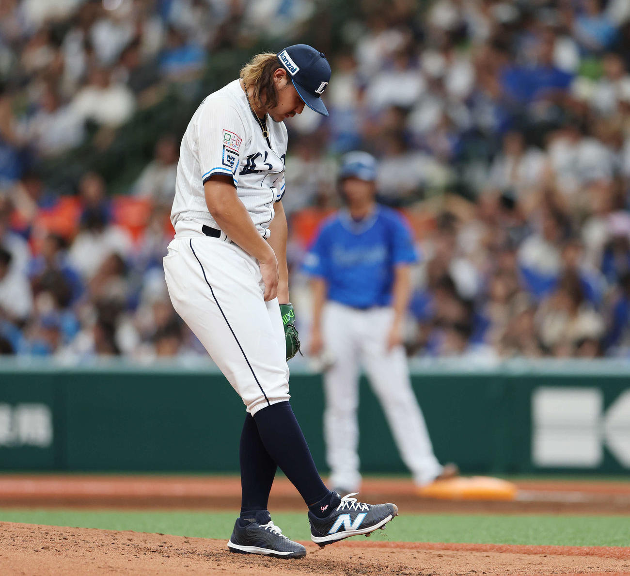 西武対DeNA 3回表DeNA1死一、三塁、度会（後方）が三塁へゴロを放ち児玉の野選で森敬に生還を許した高橋（撮影・宮地輝）