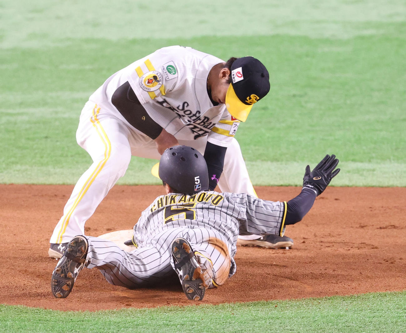 ソフトバンク対阪神　1回表阪神無死一塁、打者・中野のとき一塁走者の近本は二盗成功（撮影・梅根麻紀）