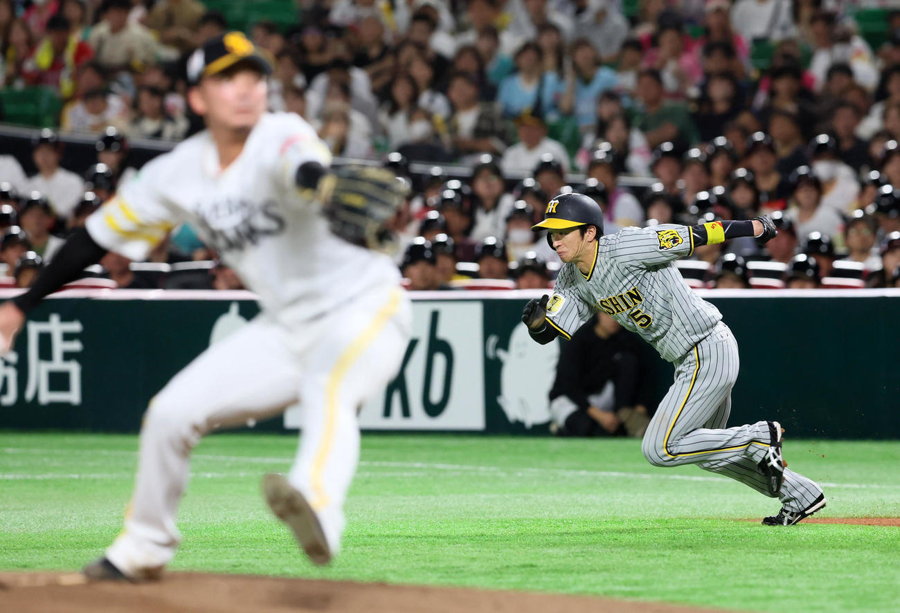 ソフトバンク対阪神　1回表阪神無死一塁、一塁走者近本は打者中野のときスタートを切る。投手は東浜（撮影・加藤哉）