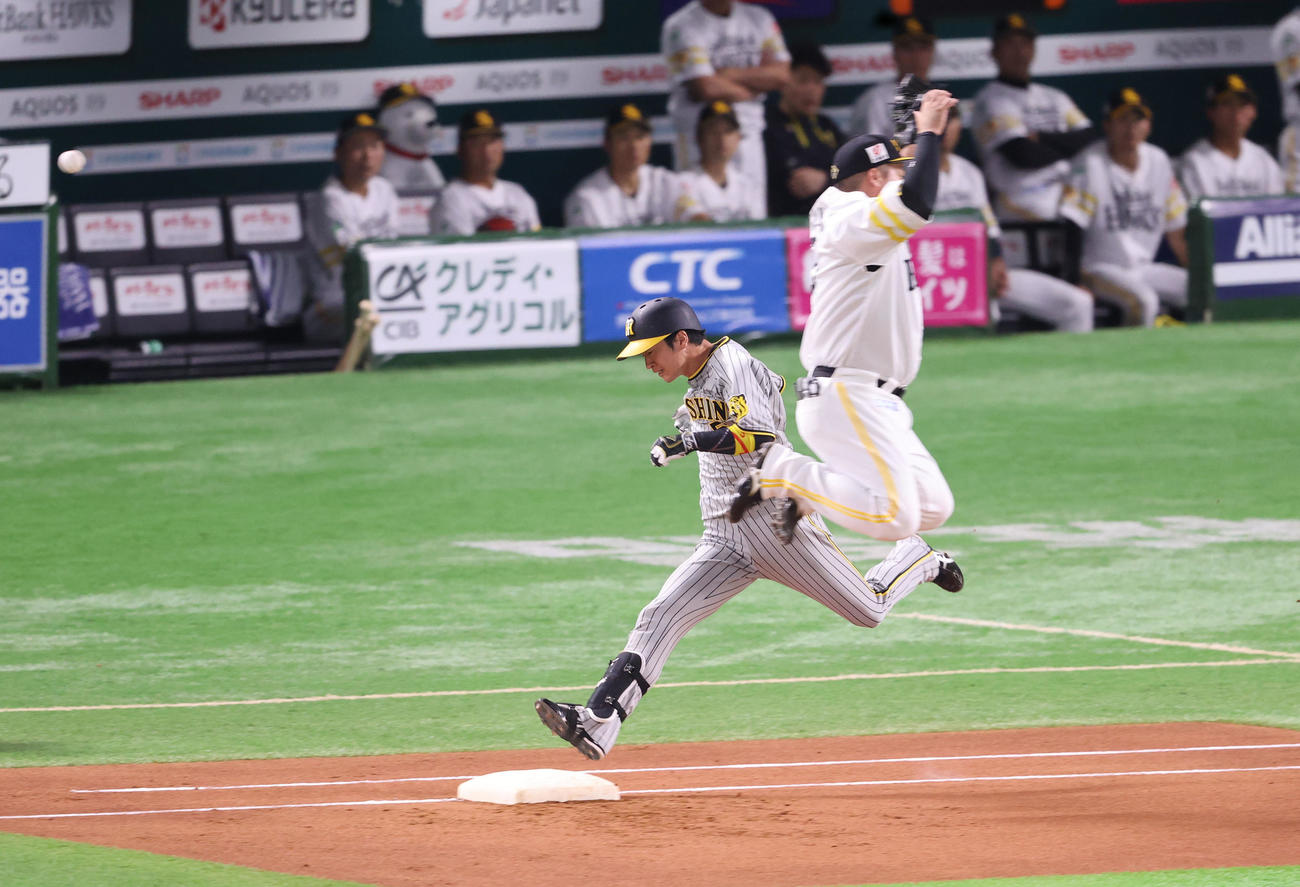 ソフトバンク対阪神　1回表阪神無死、近本は二内野安打を放つ（撮影・梅根麻紀）