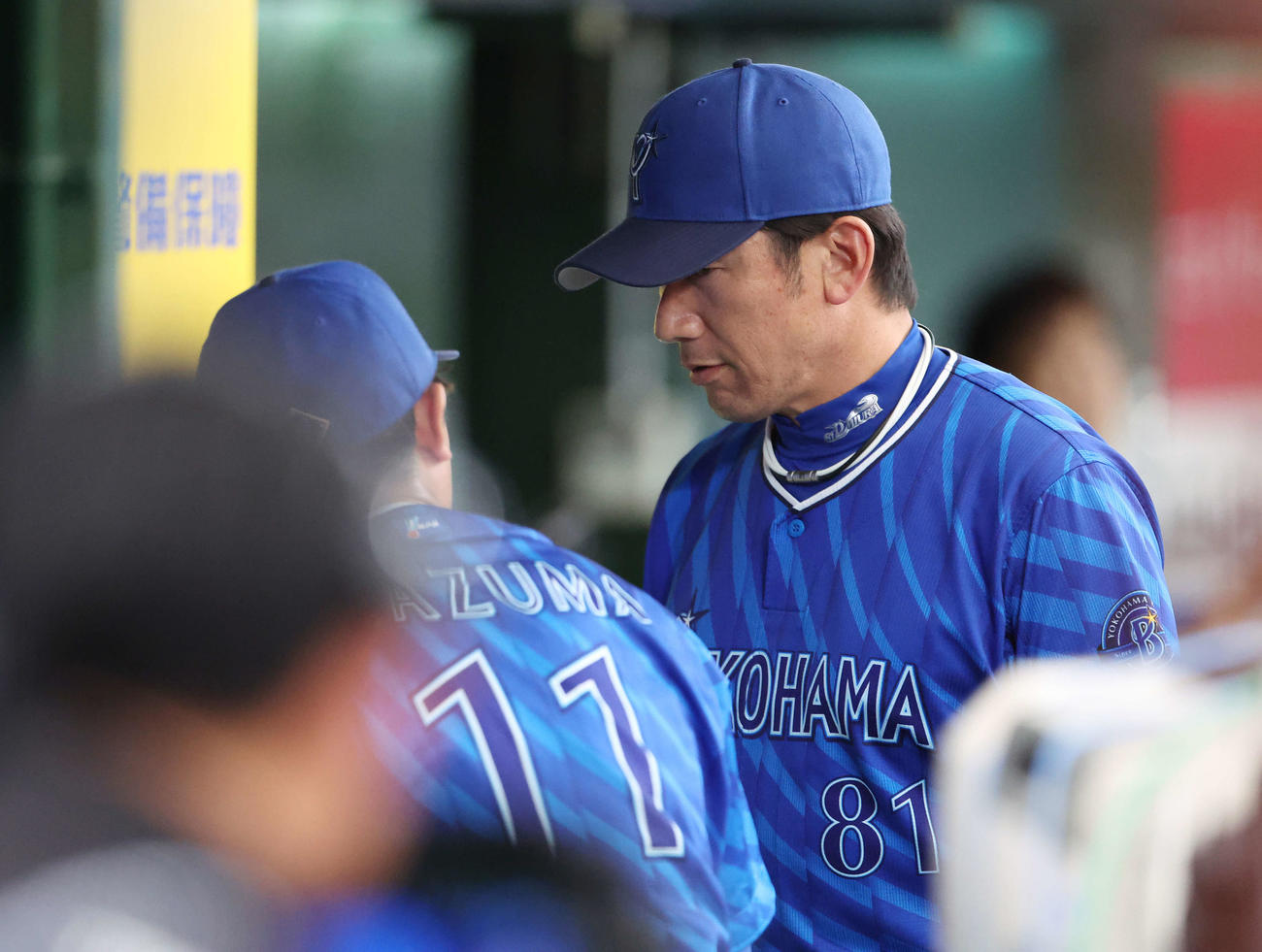 西武対DeNA 8回裏を無失点に抑えたDeNA東（左）に声をかける三浦監督（撮影・宮地輝）