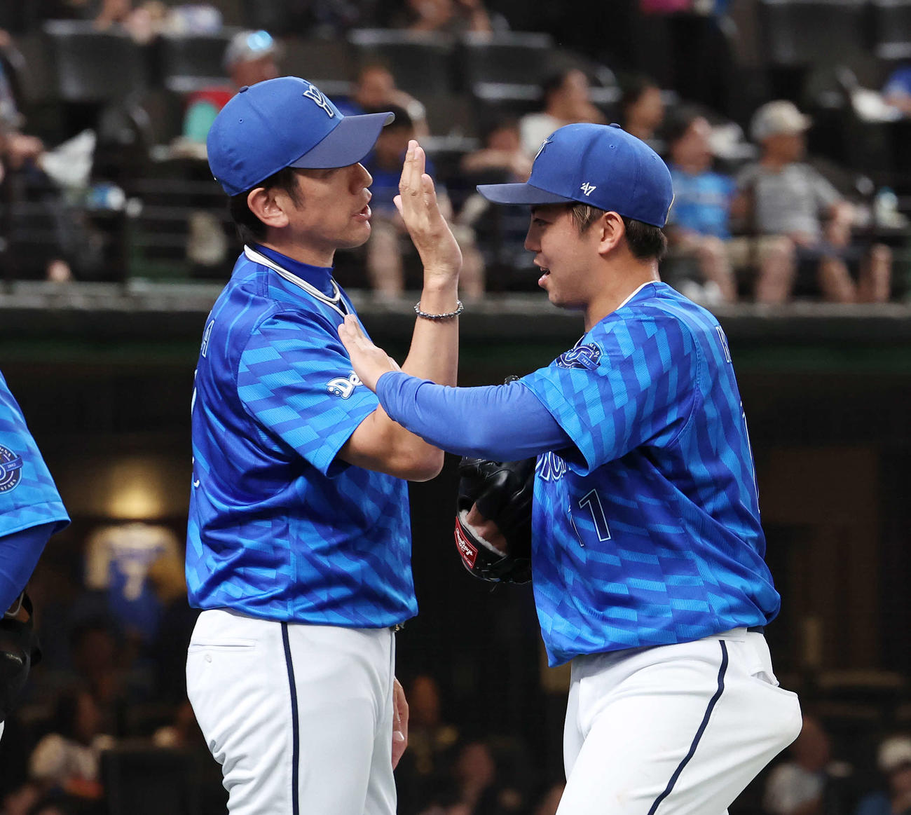 西武対DeNA　勝利のタッチを交わすDeNA三浦監督（左）と東（撮影・宮地輝）