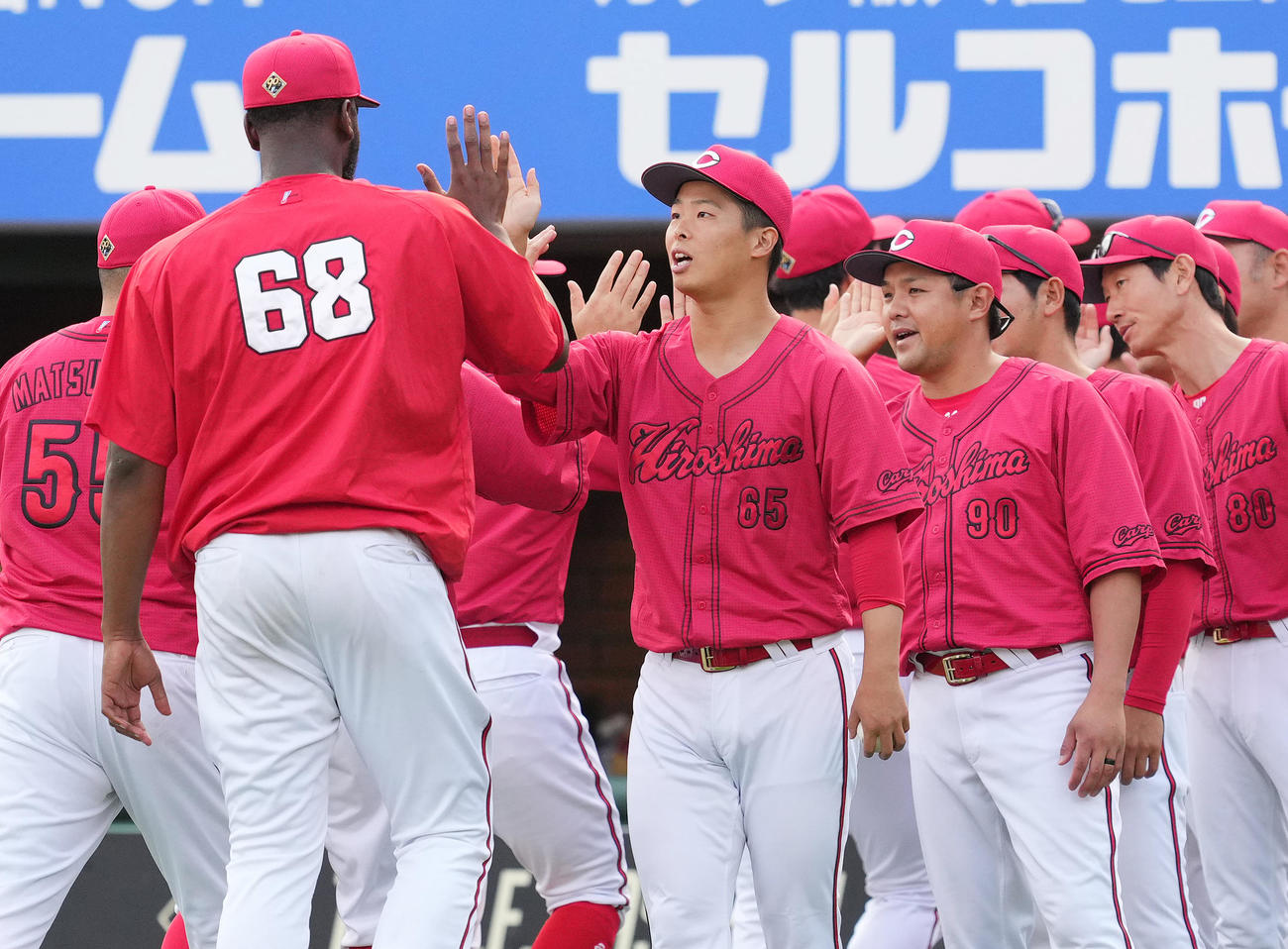 楽天対広島　楽天に勝利し、今季初勝利を挙げた広島玉村（中央）は、ナインとハイタッチをする（撮影・菅敏）