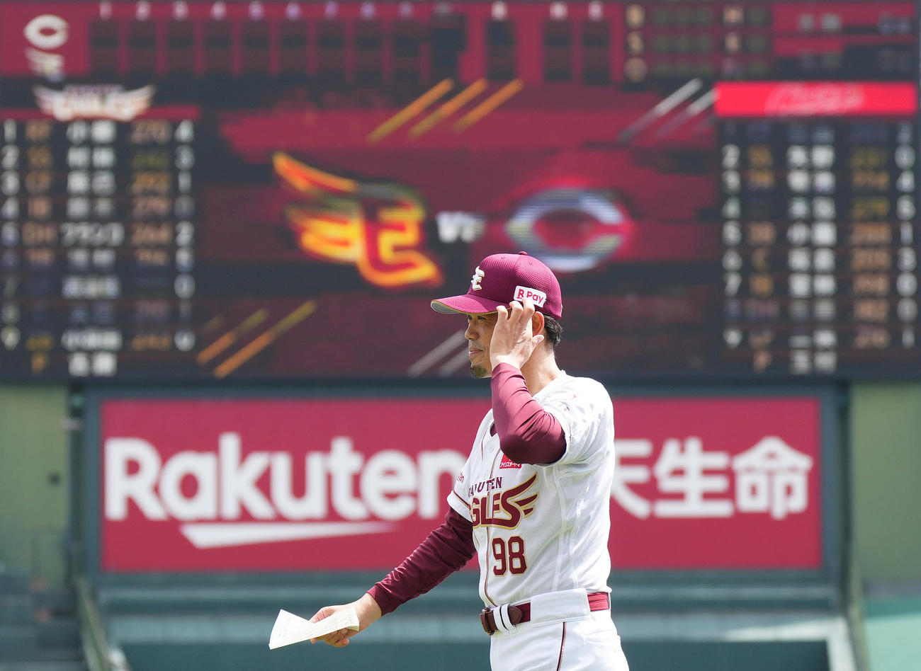 楽天対広島　試合前、メンバー表の交換し、ベンチに戻る楽天今江監督（撮影・菅敏）