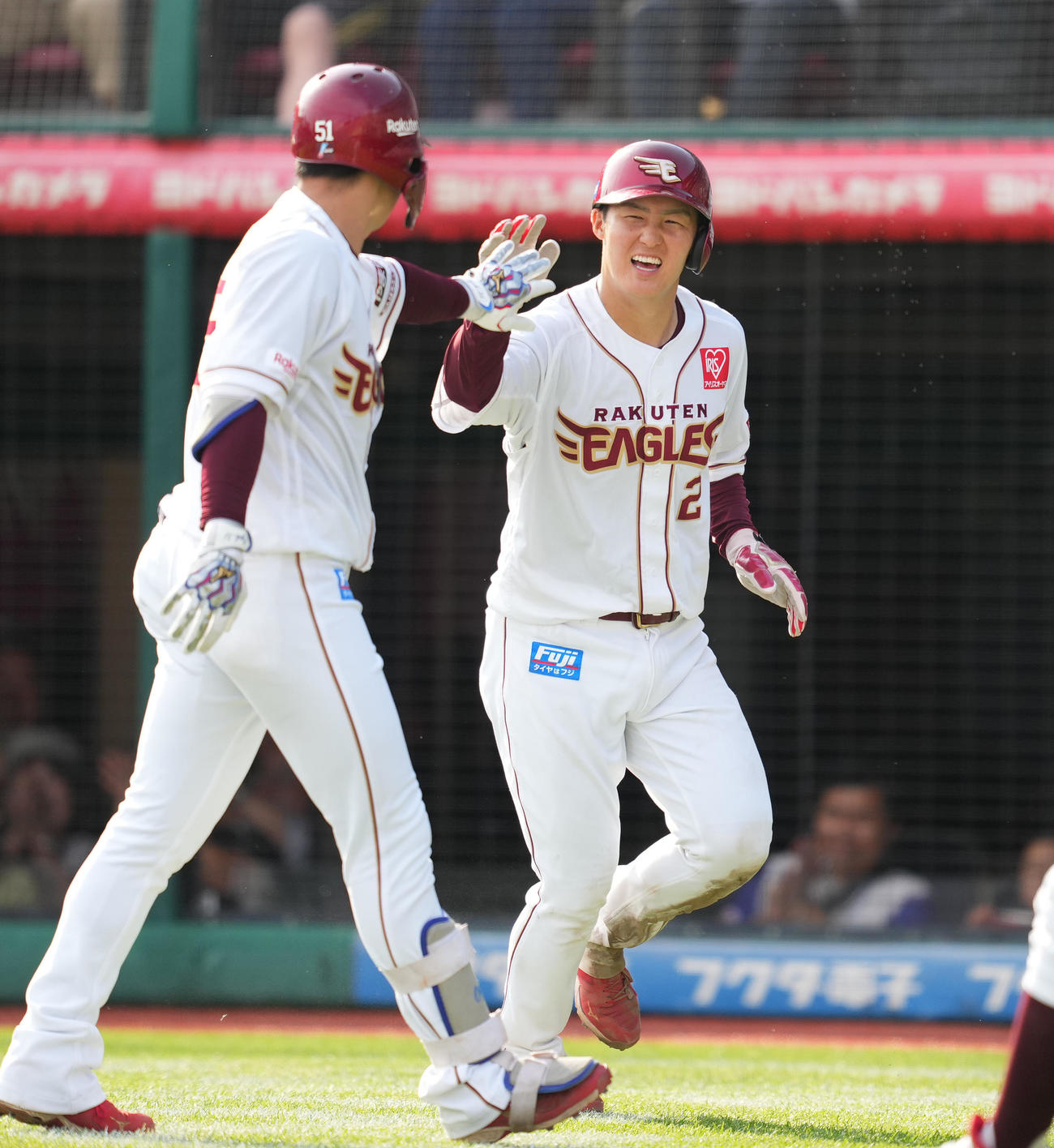 楽天対広島　7回裏楽天無死三塁、小深田の左犠飛で三塁から生還し、小郷裕哉（左）とタッチをする太田（撮影・菅敏）