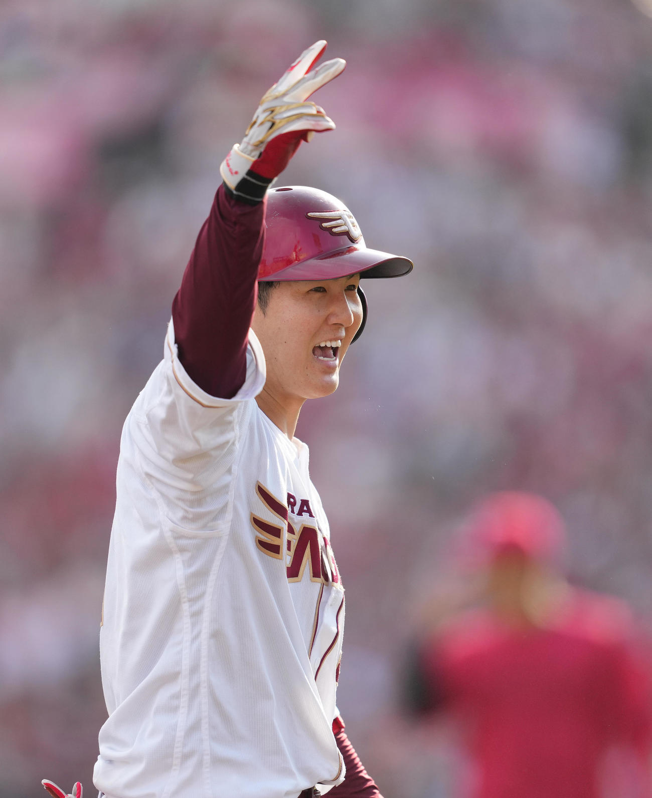 楽天対広島　7回裏楽天無死一、三塁、中2点適時三塁打を放ち、塁上でポーズをとる太田（撮影・菅敏）