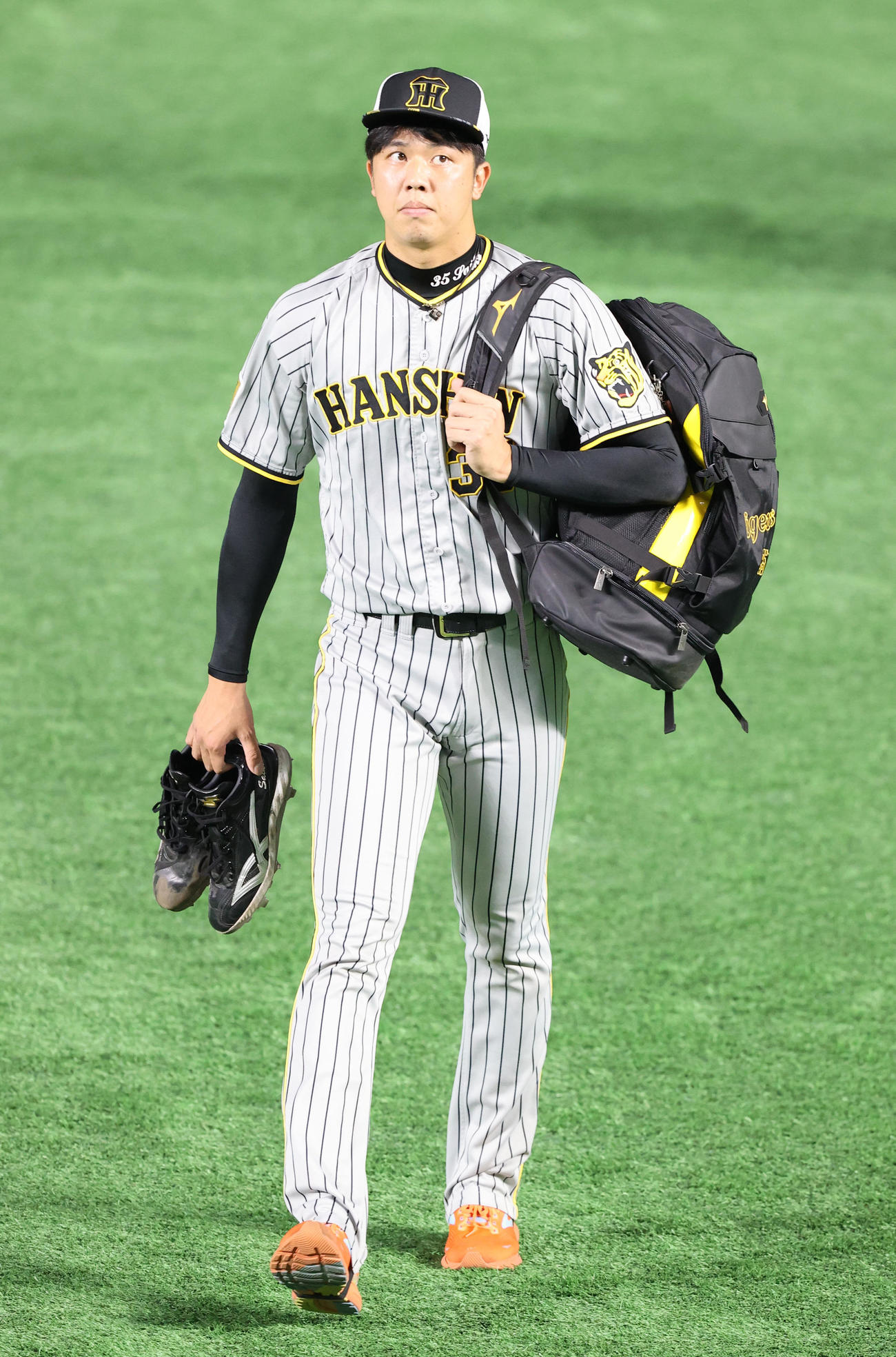ソフトバンク対阪神　荷物を手に外野へ向かう才木（撮影・梅根麻紀）