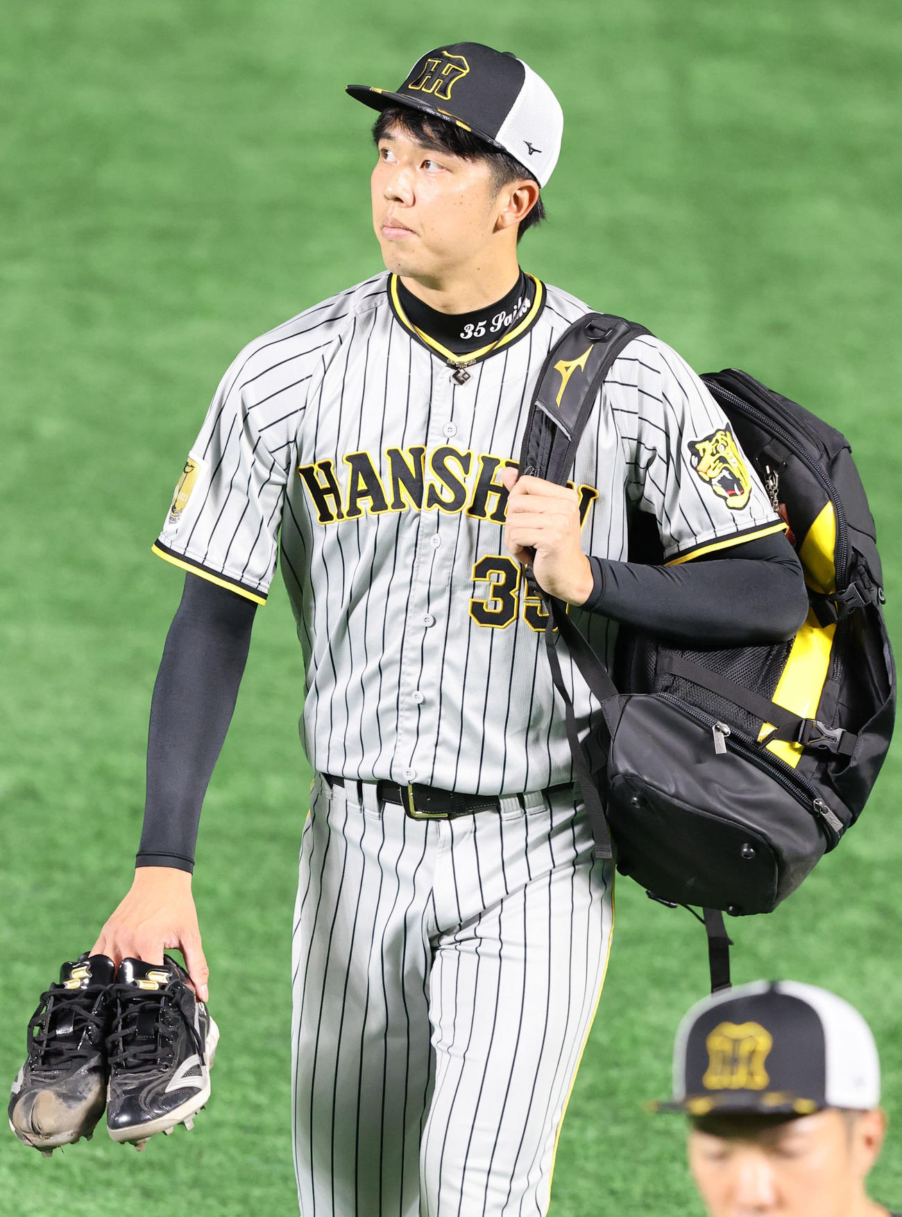 ソフトバンク対阪神　荷物を手に外野へ向かう才木（撮影・梅根麻紀）
