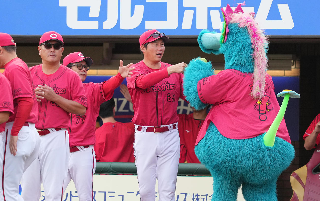 楽天対広島　楽天に勝利し、スラィリー（右）とタッチをする広島新井監督（撮影・菅敏）