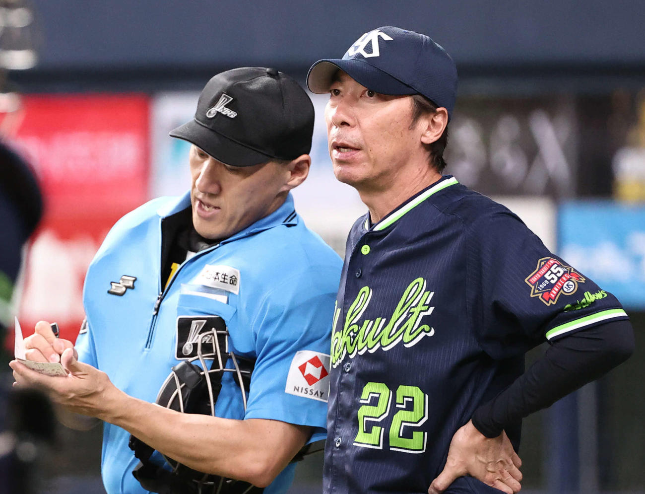 オリックス対ヤクルト　選手交代を告げるヤクルト高津監督（撮影・西尾就之）