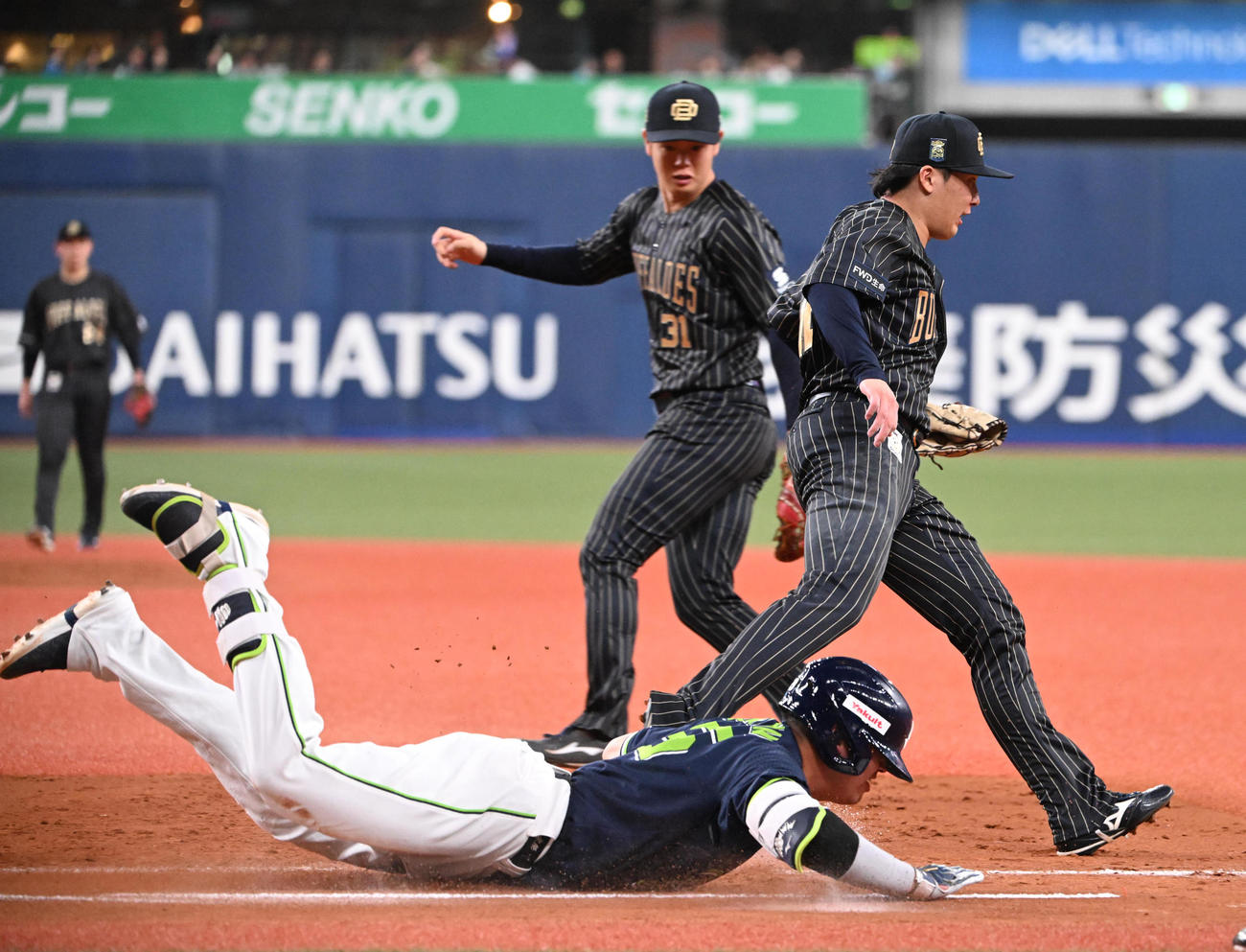 オリックス対ヤクルト　3回表ヤクルト2死一、二塁、一ゴロでヘッドスライディングした村上だがアウトとなる、ベースカバーは東（撮影・和賀正仁）