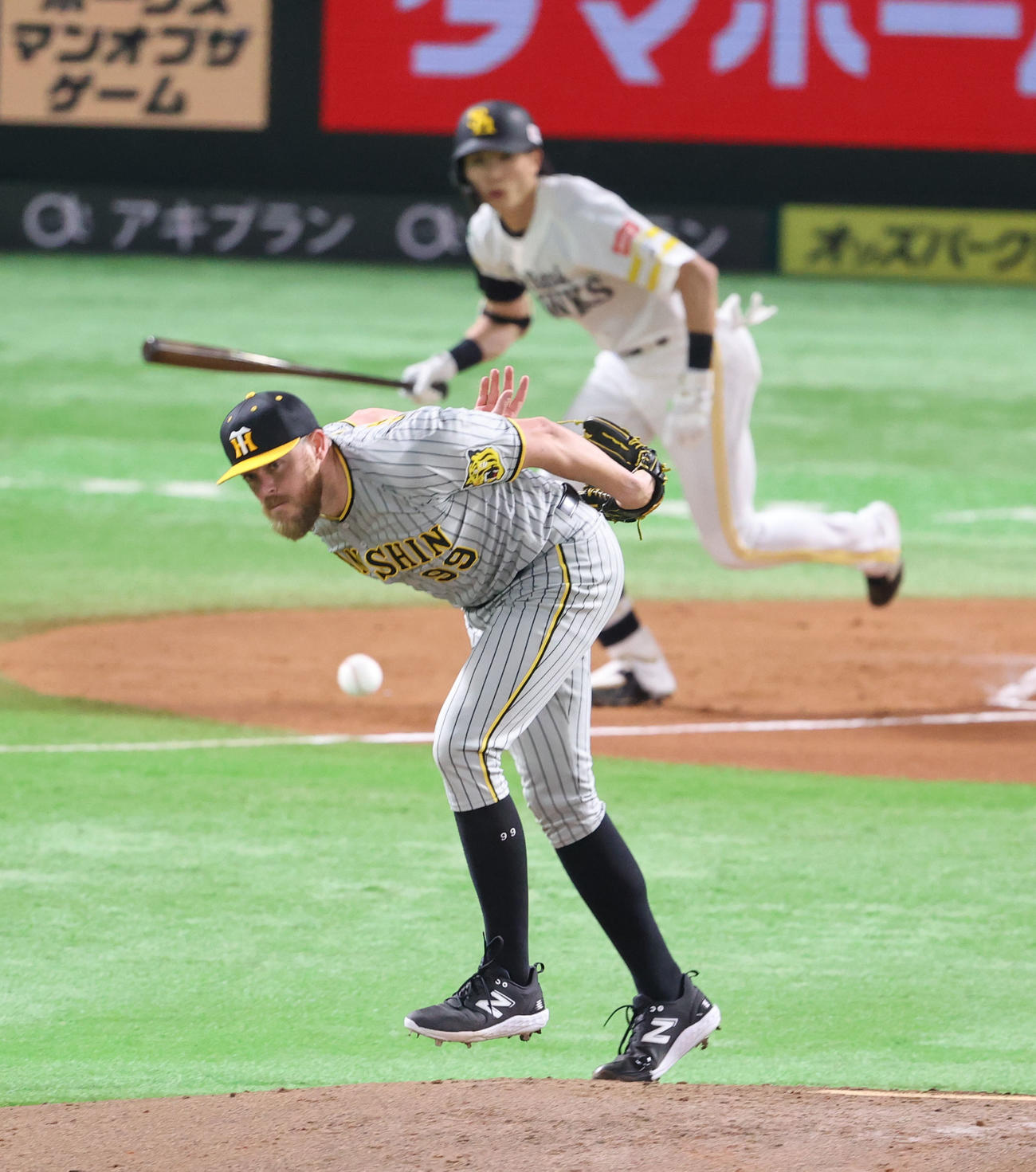 ソフトバンク対阪神　1回裏ソフトバンク無死、周東の打球にグラブを差し出すビーズリー（撮影・梅根麻紀）