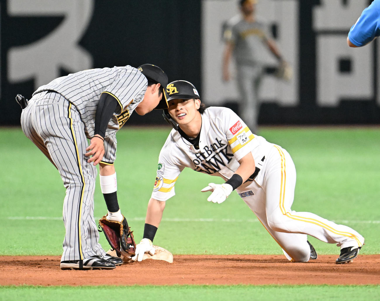 ソフトバンク対阪神　1回裏ソフトバンク無死一塁、打者今宮のとき周東は盗塁成功（撮影・林敢治）
