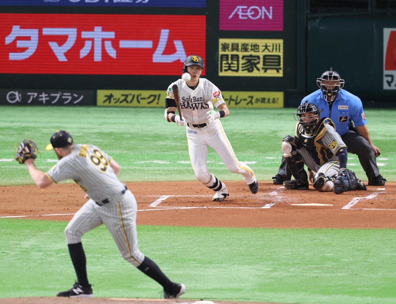 ソフトバンク対阪神　1回裏ソフトバンク無死、周東は中前安打を放つ（撮影・梅根麻紀）