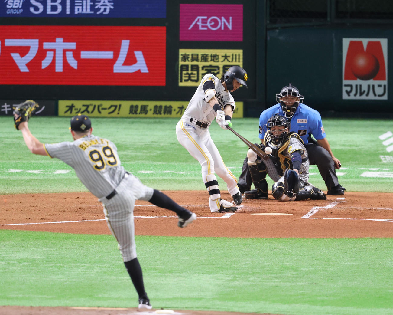 ソフトバンク対阪神　1回裏ソフトバンク無死、周東は中前安打を放つ（撮影・梅根麻紀）