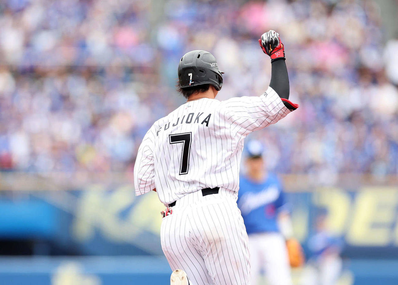 ロッテ対中日　5回裏ロッテ2死一塁、藤岡は右越え2点本塁打を放ちポーズを決める（撮影・鈴木正人）